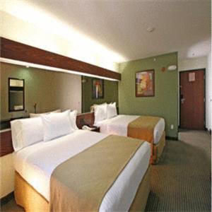 Queen Room with Two Queen Beds - Non-Smoking - Photo 8