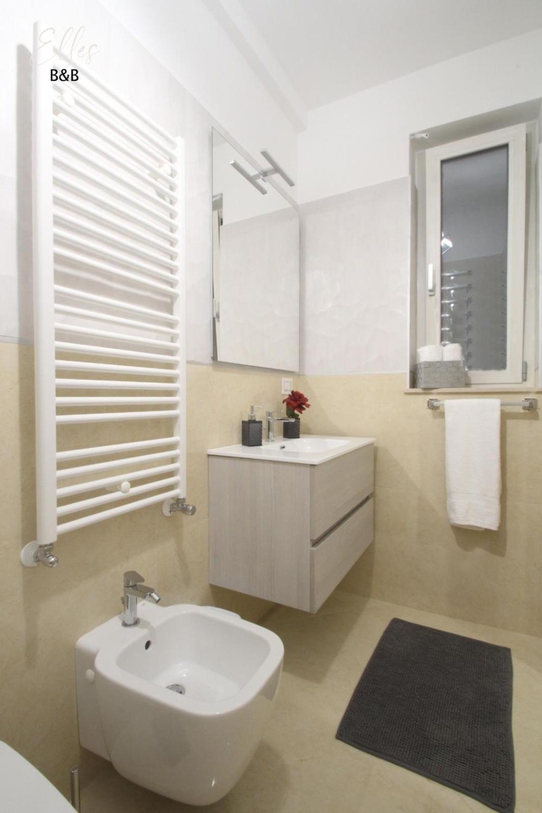 Executive Queen Room with Two Queen Beds - Photo 4