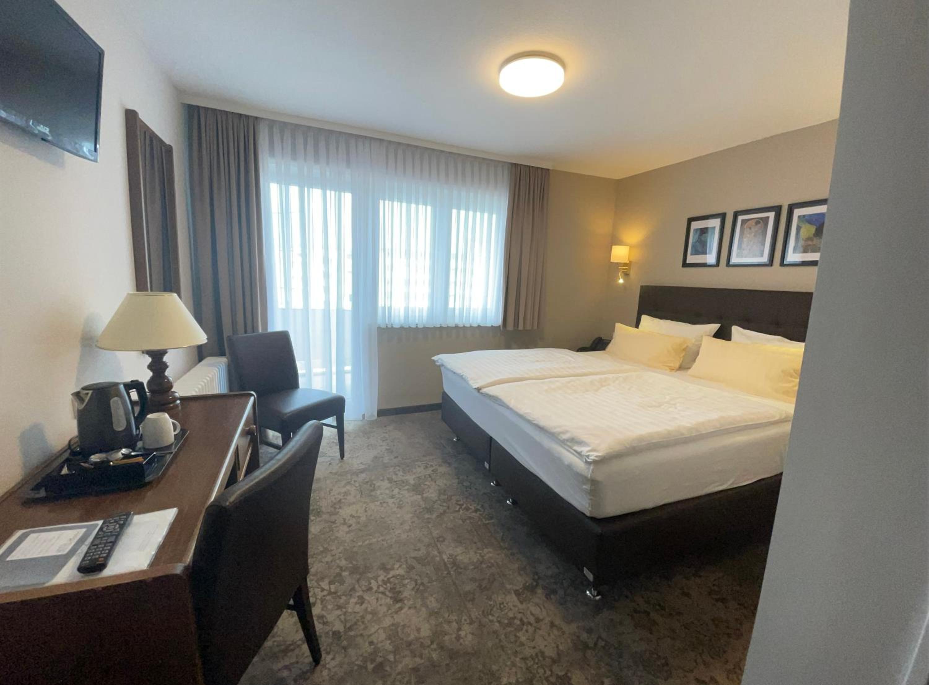 King Room with Balcony - Photo 7