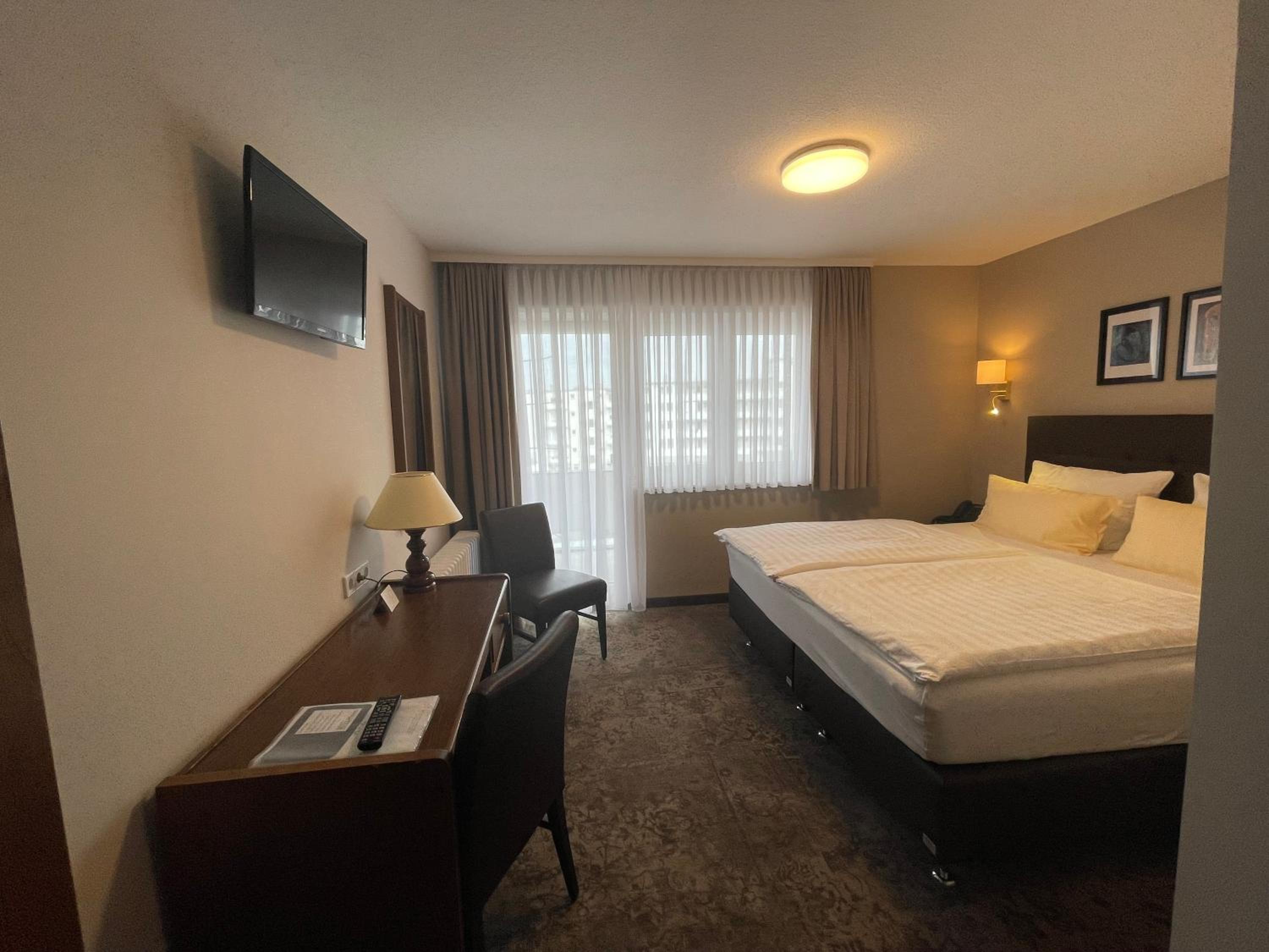 King Room with Balcony - Photo 2