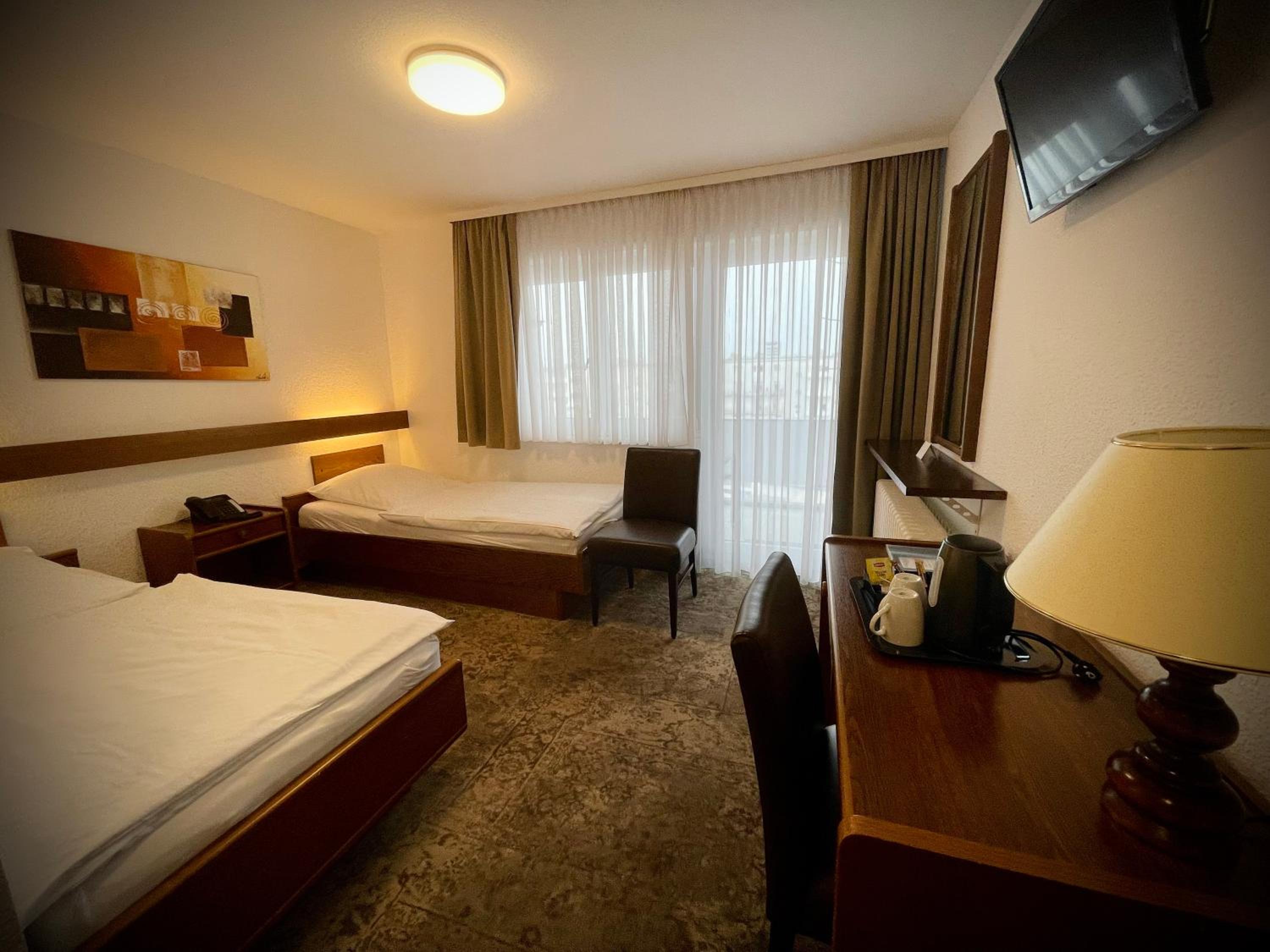 Double Room with Balcony - Photo 6