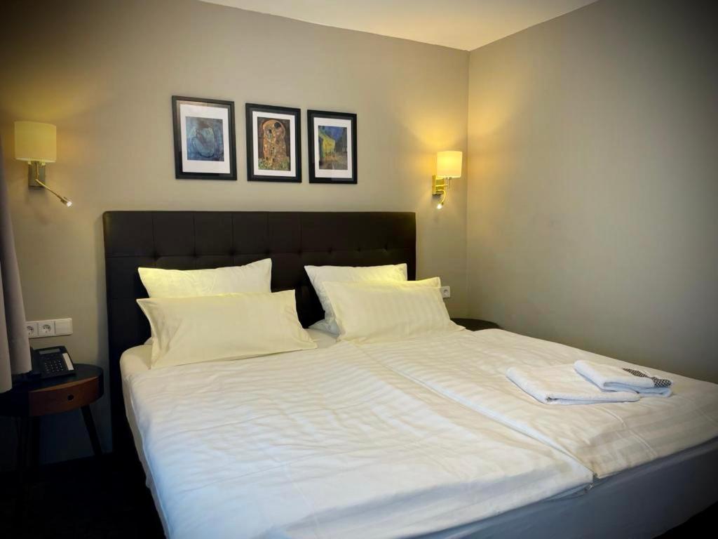 King Room with Balcony - Photo 6