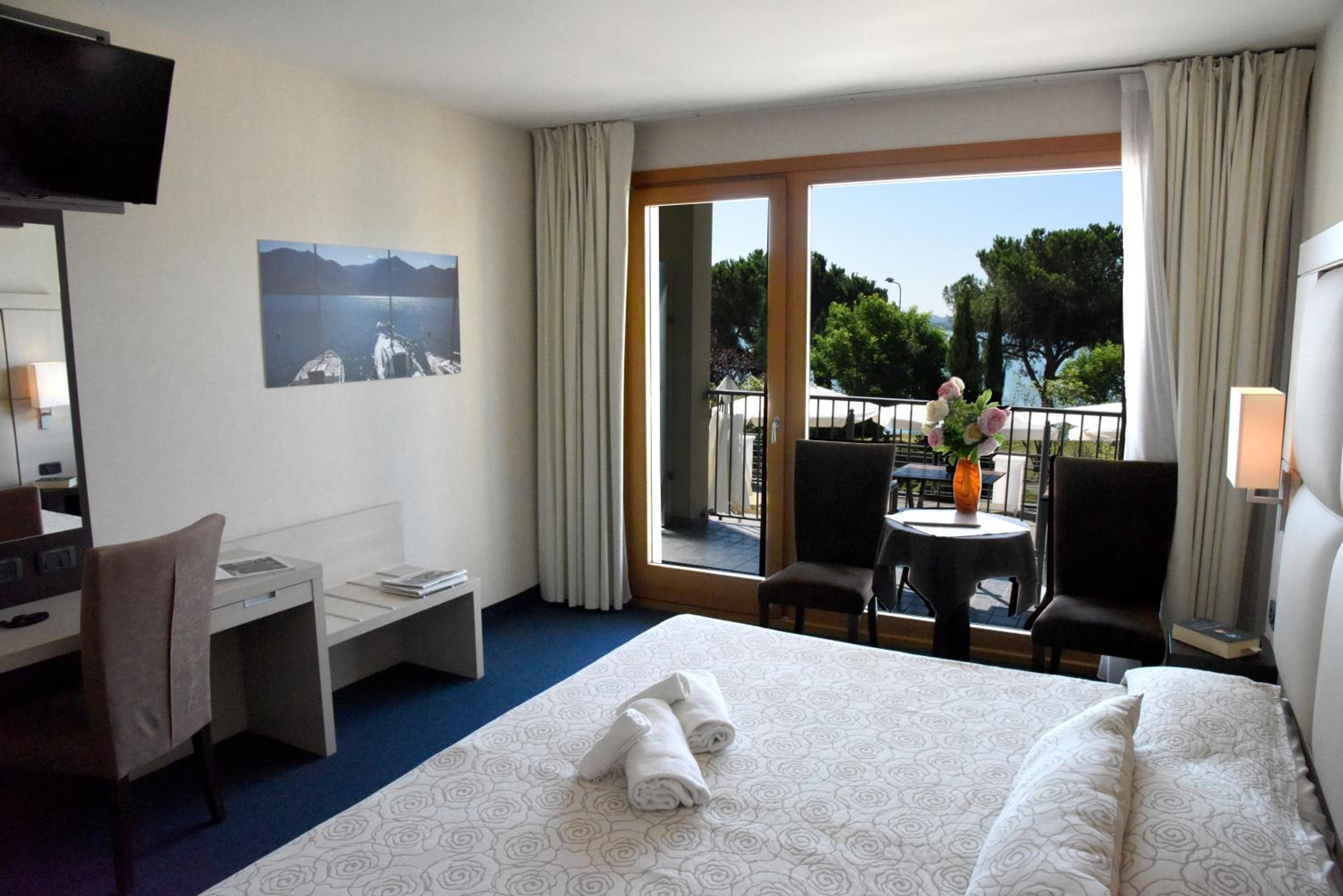Deluxe Double or Twin Room with Lake View - Photo 1