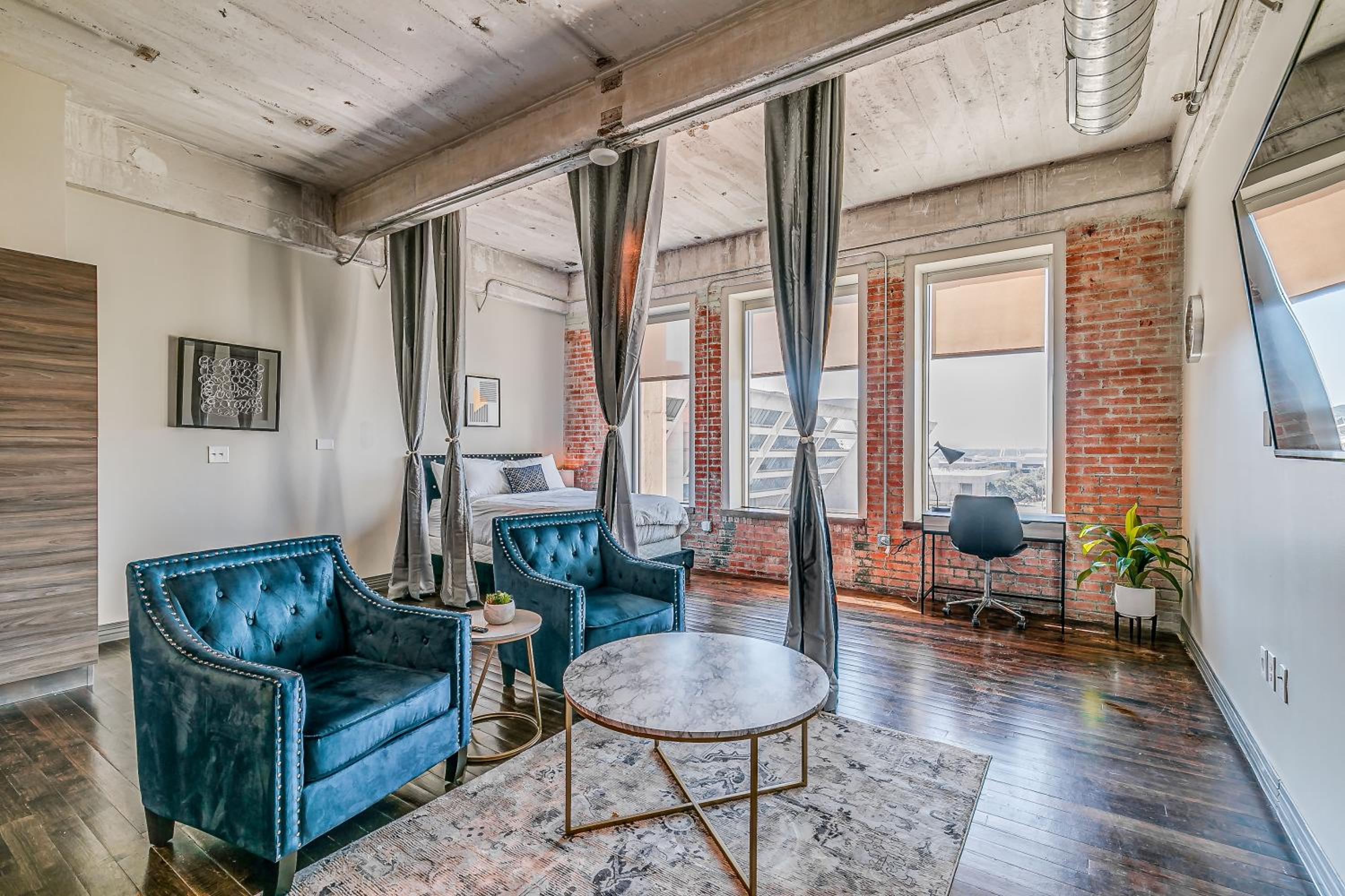 Luxe 3BR Loft |Pool+Views+Desk+Valet