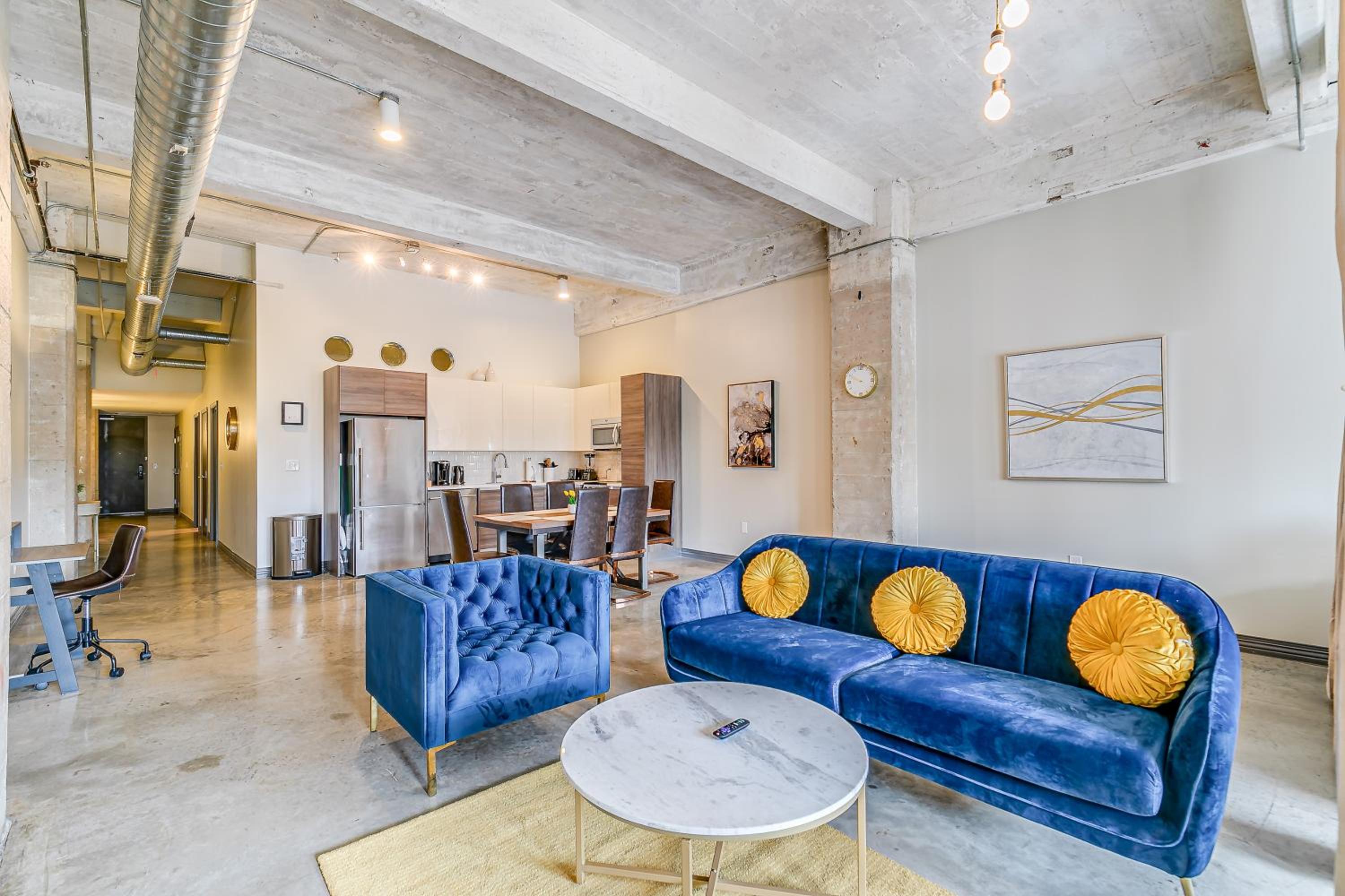 Cozy 2BR Loft |Pool+Views+Desk+Valet