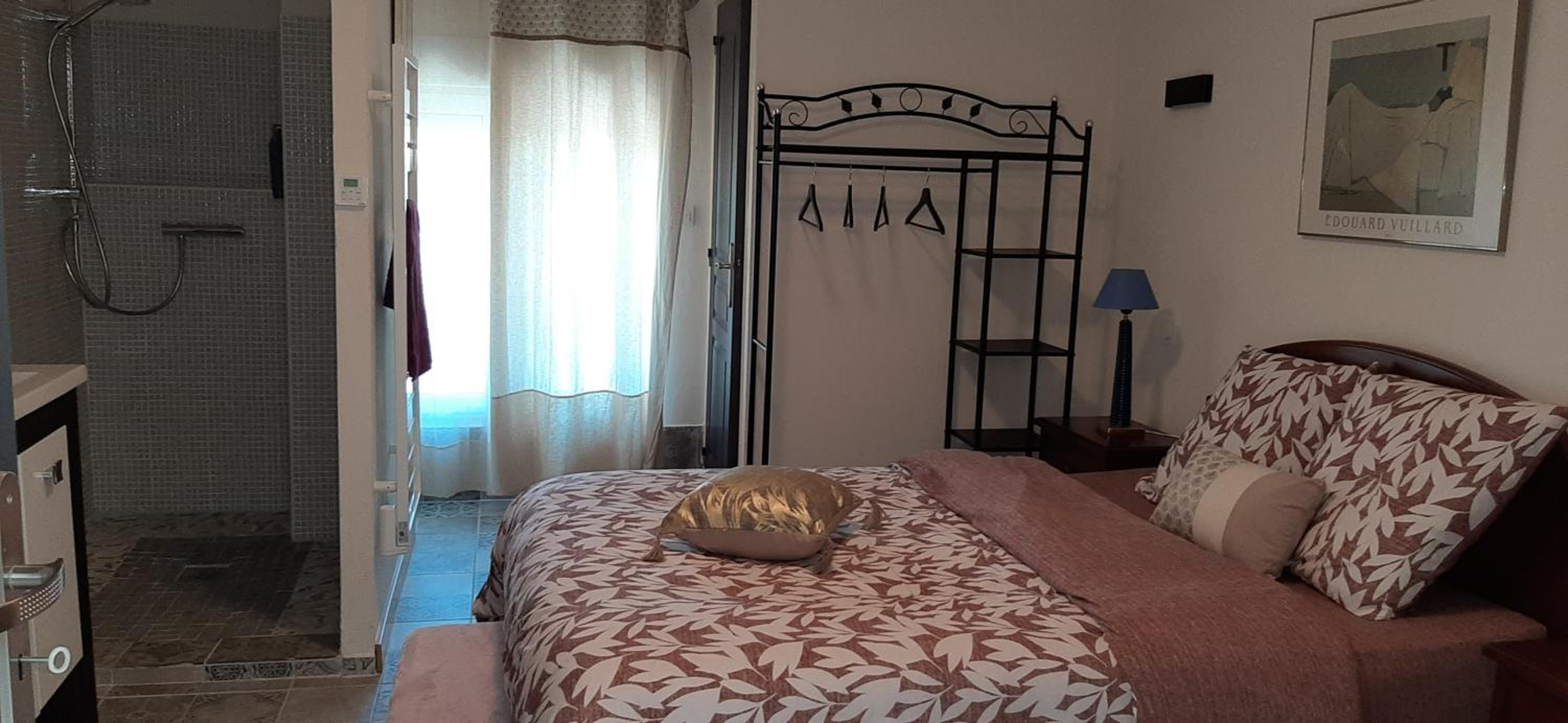 Double Room with Private Bathroom - Photo 6