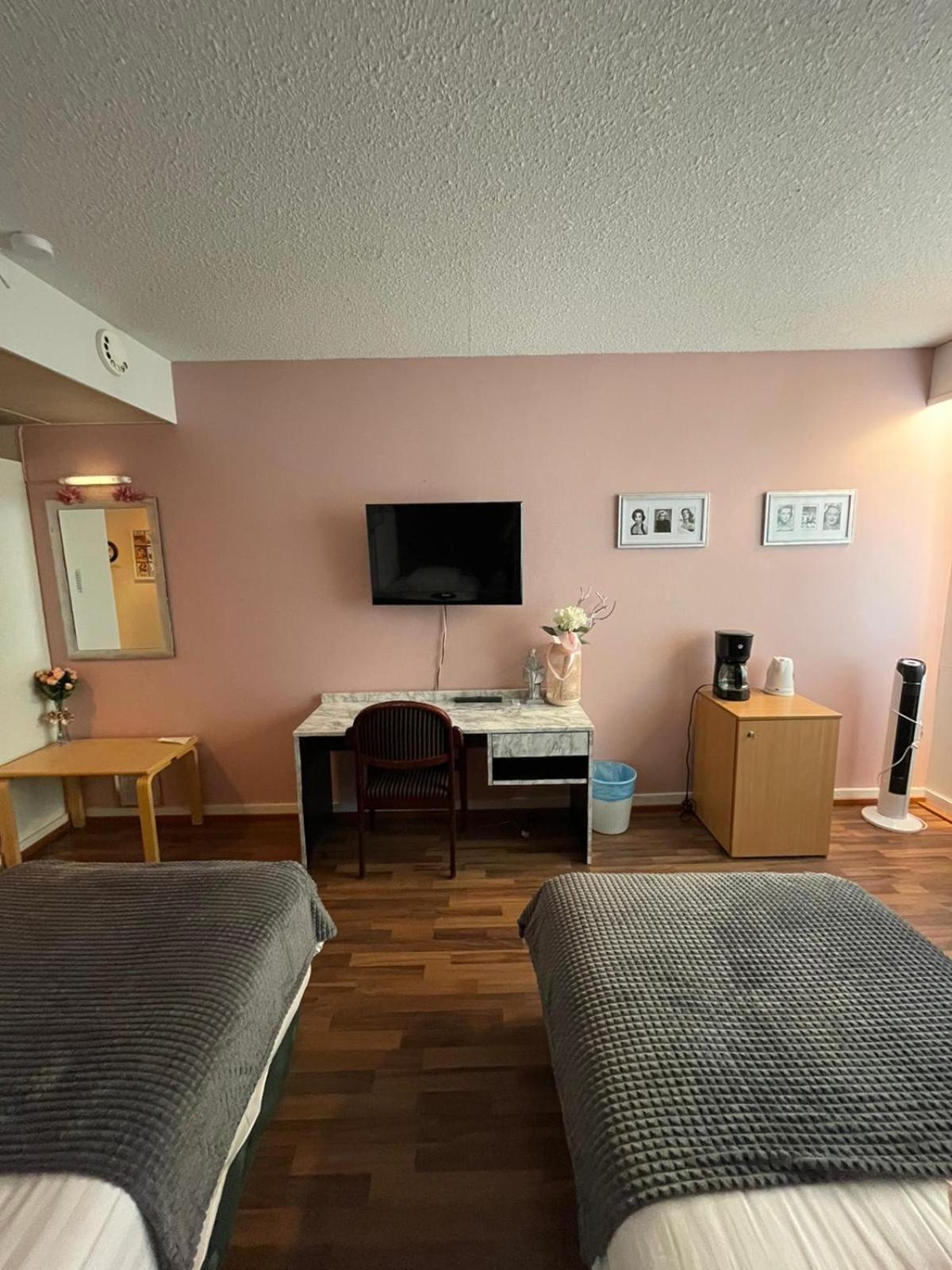 Economy Triple Room photo 2