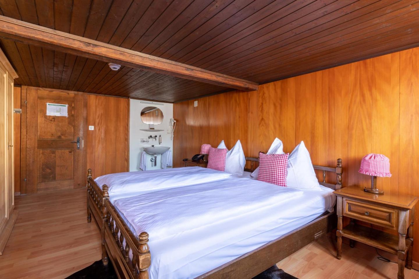 Economy Double Room with Shared Bathroom photo 2