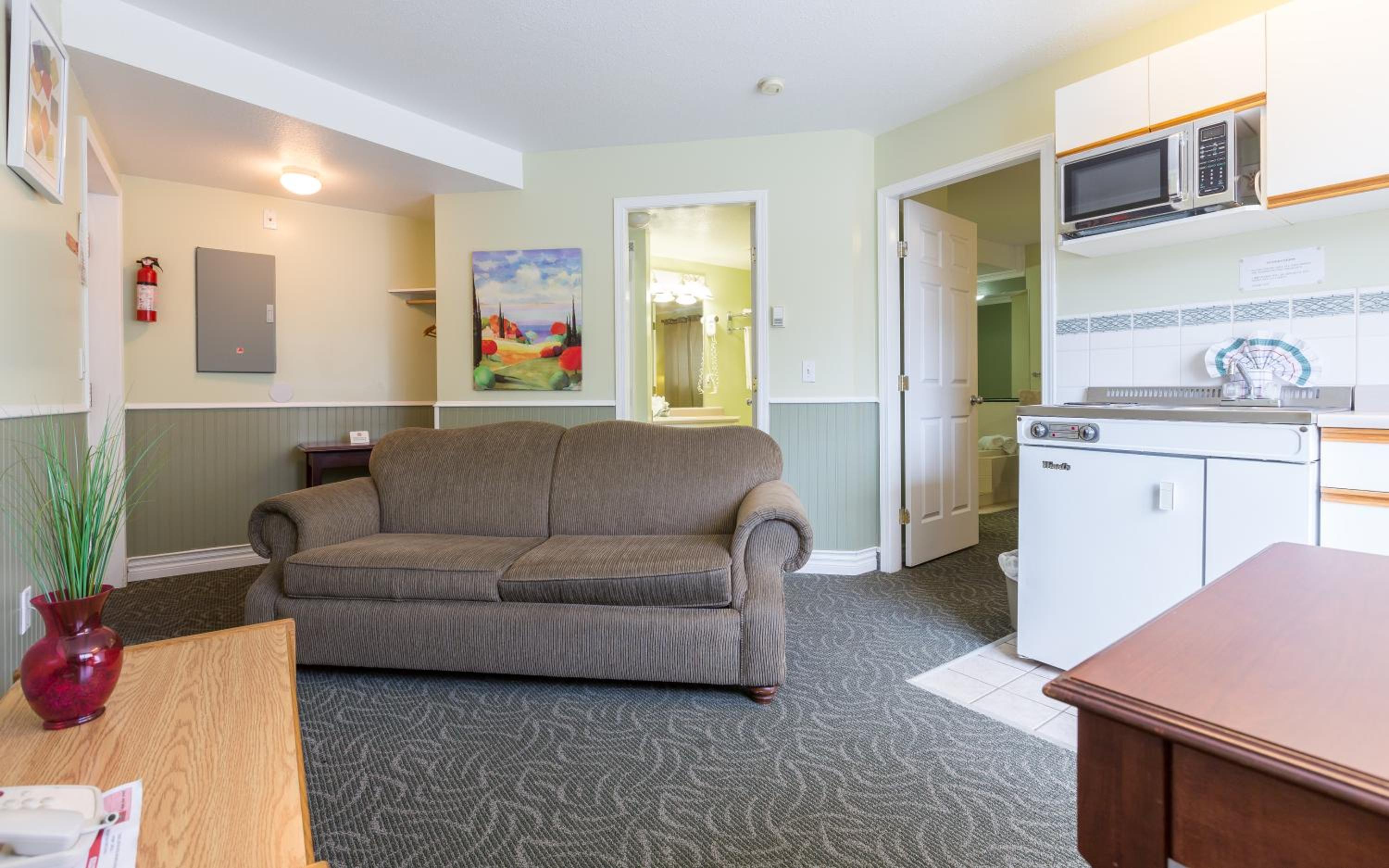 Deluxe Queen Suite - Photo 2