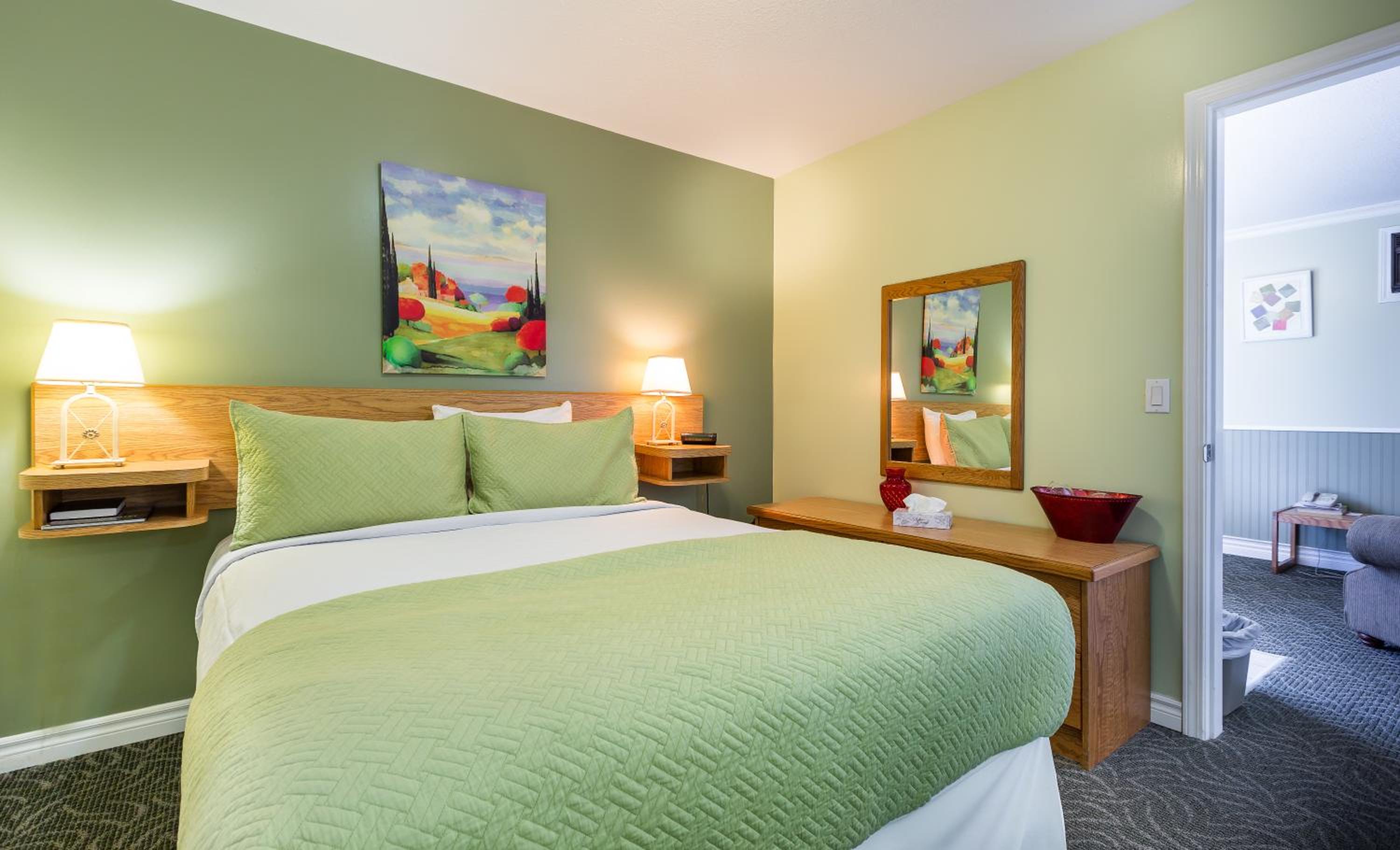 Deluxe Queen Suite - Photo 3
