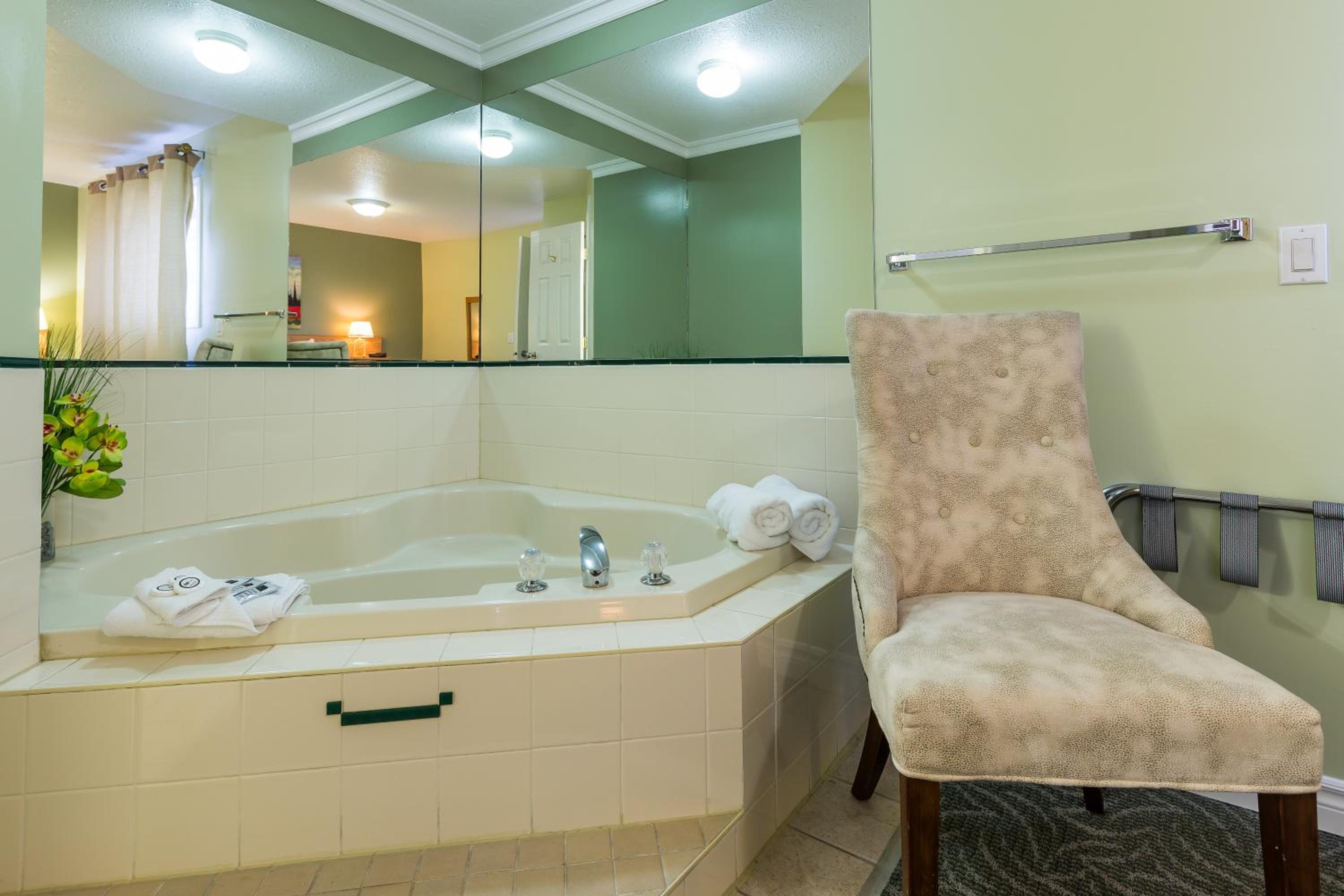 Deluxe Queen Suite - Photo 4