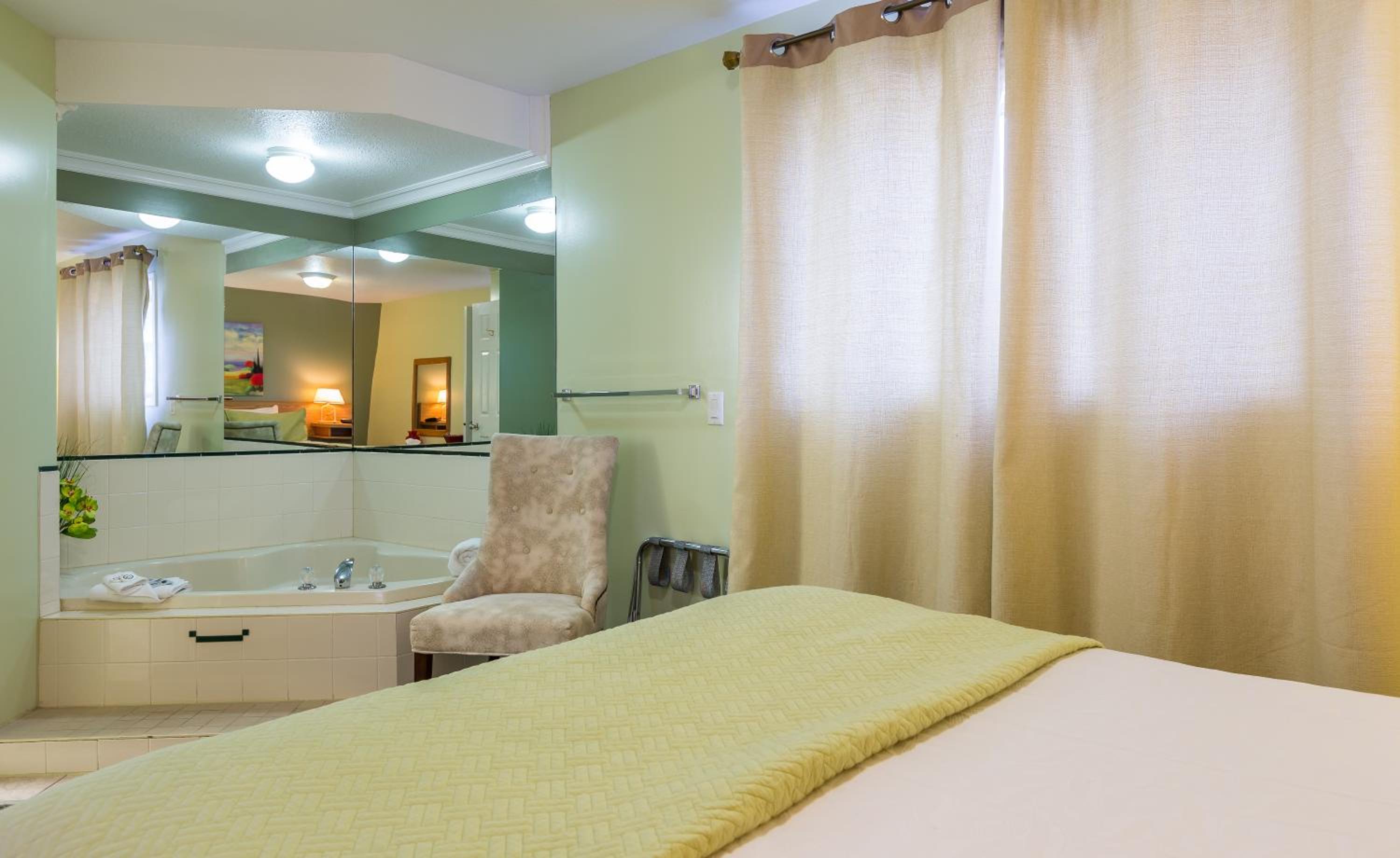 Deluxe Queen Suite - Photo 5