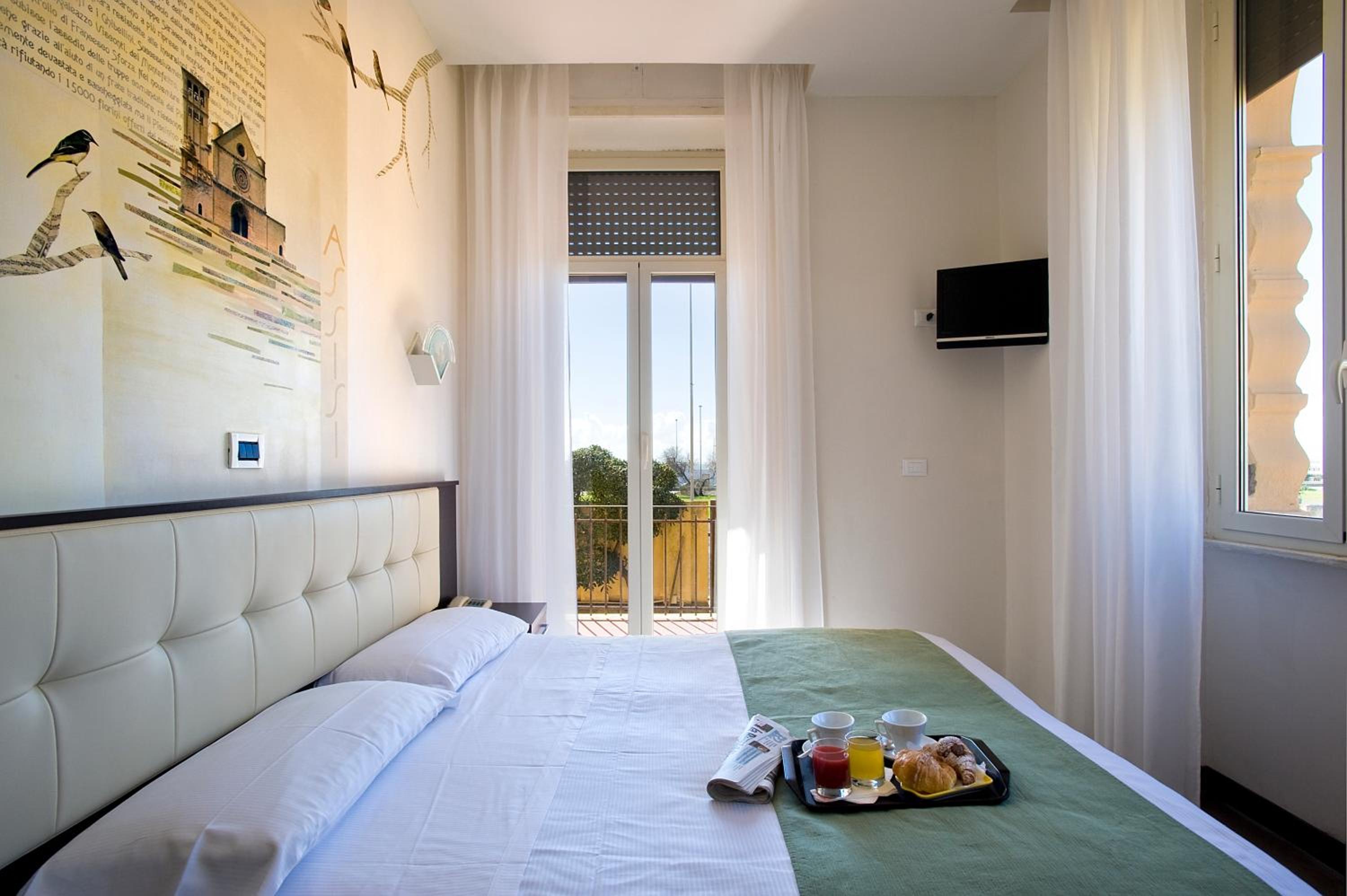Double or Twin Room with Sea View - Photo 3