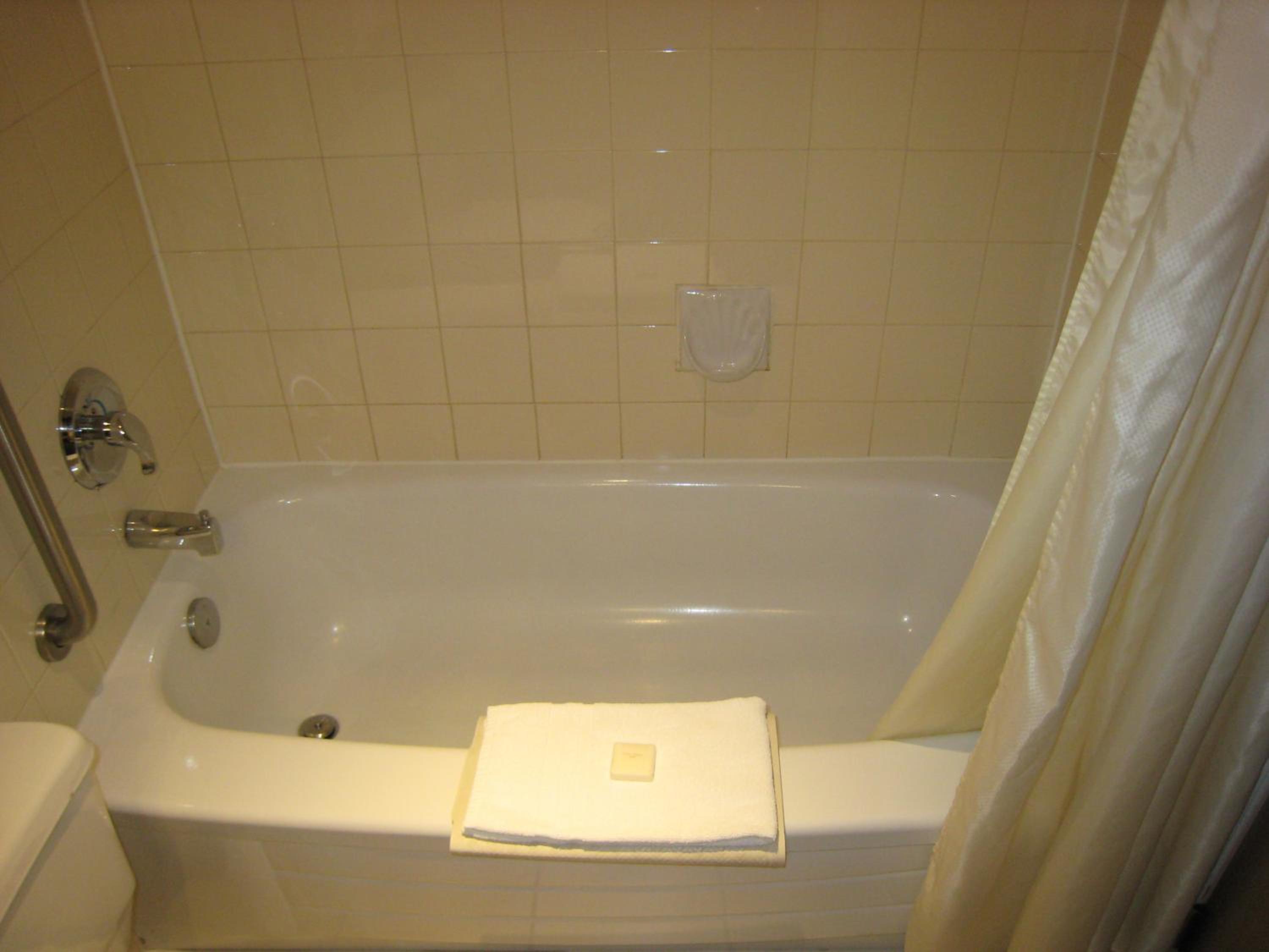 Queen Room with Two Queen Beds - Photo 4