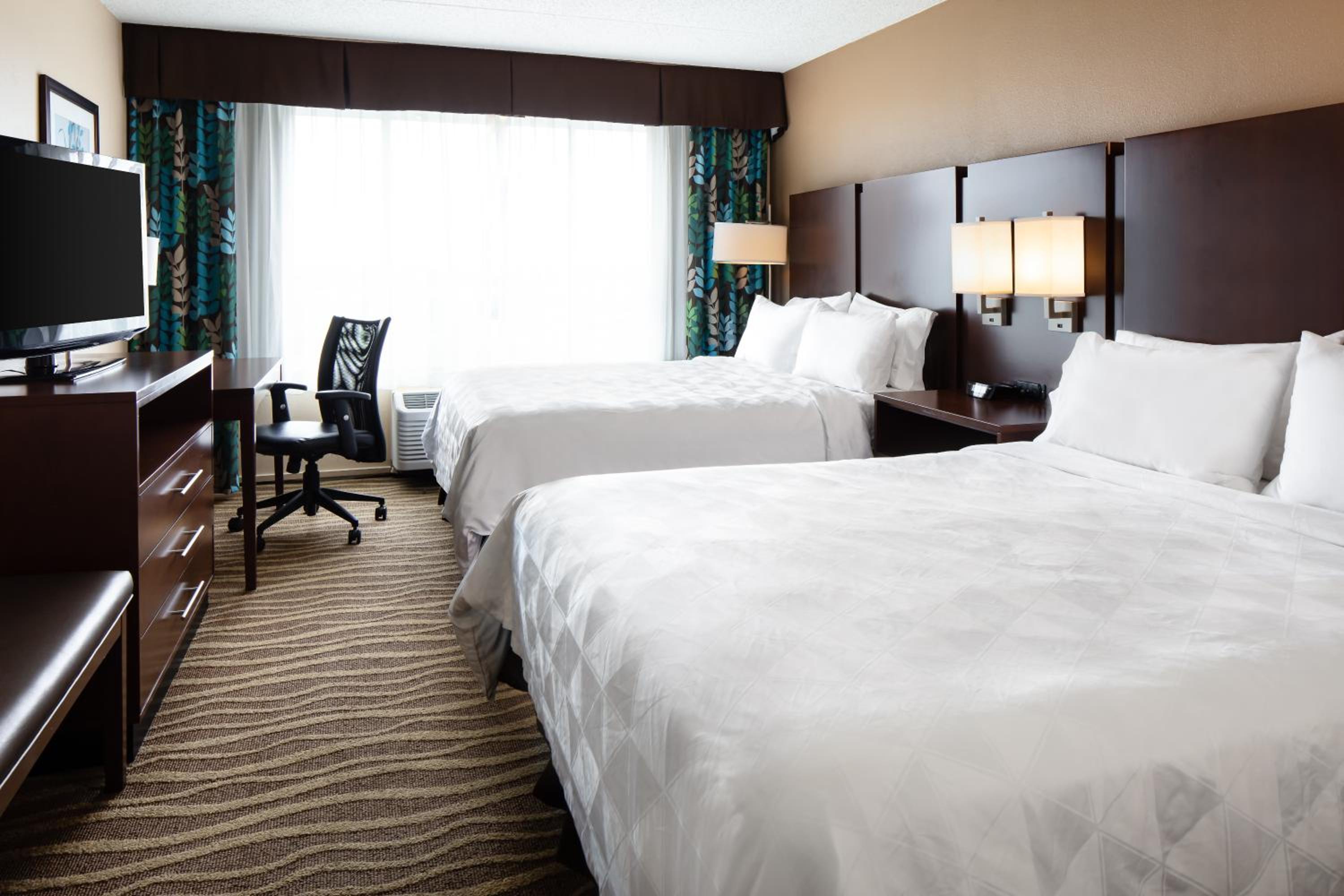 Queen Suite with Two Queen Beds - Photo 2