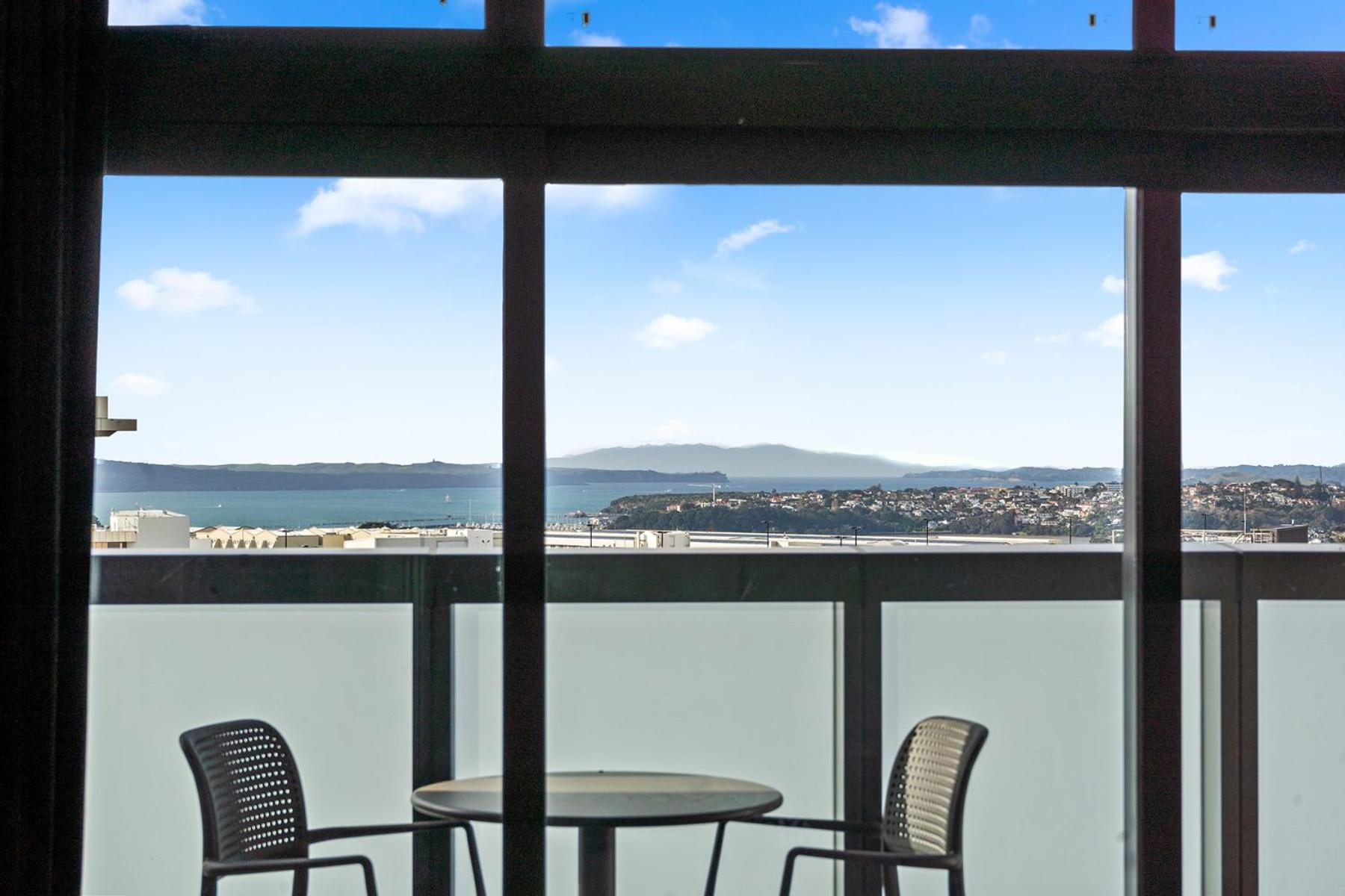 One-Bedroom Deluxe King Apartment with Kitchen - Top Floor/Non-Motorway Facing