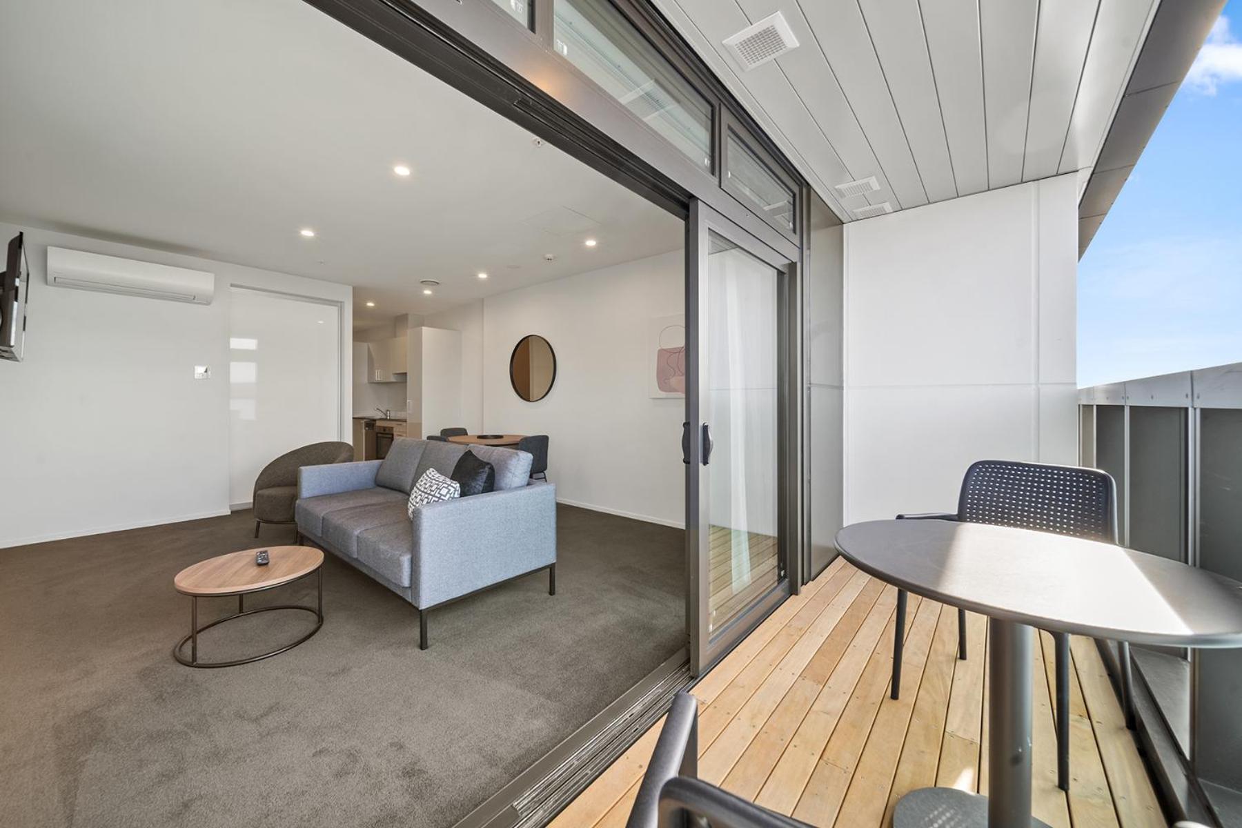 One-Bedroom Deluxe King Apartment with Kitchen - Top Floor/Non-Motorway Facing thumbnail 5