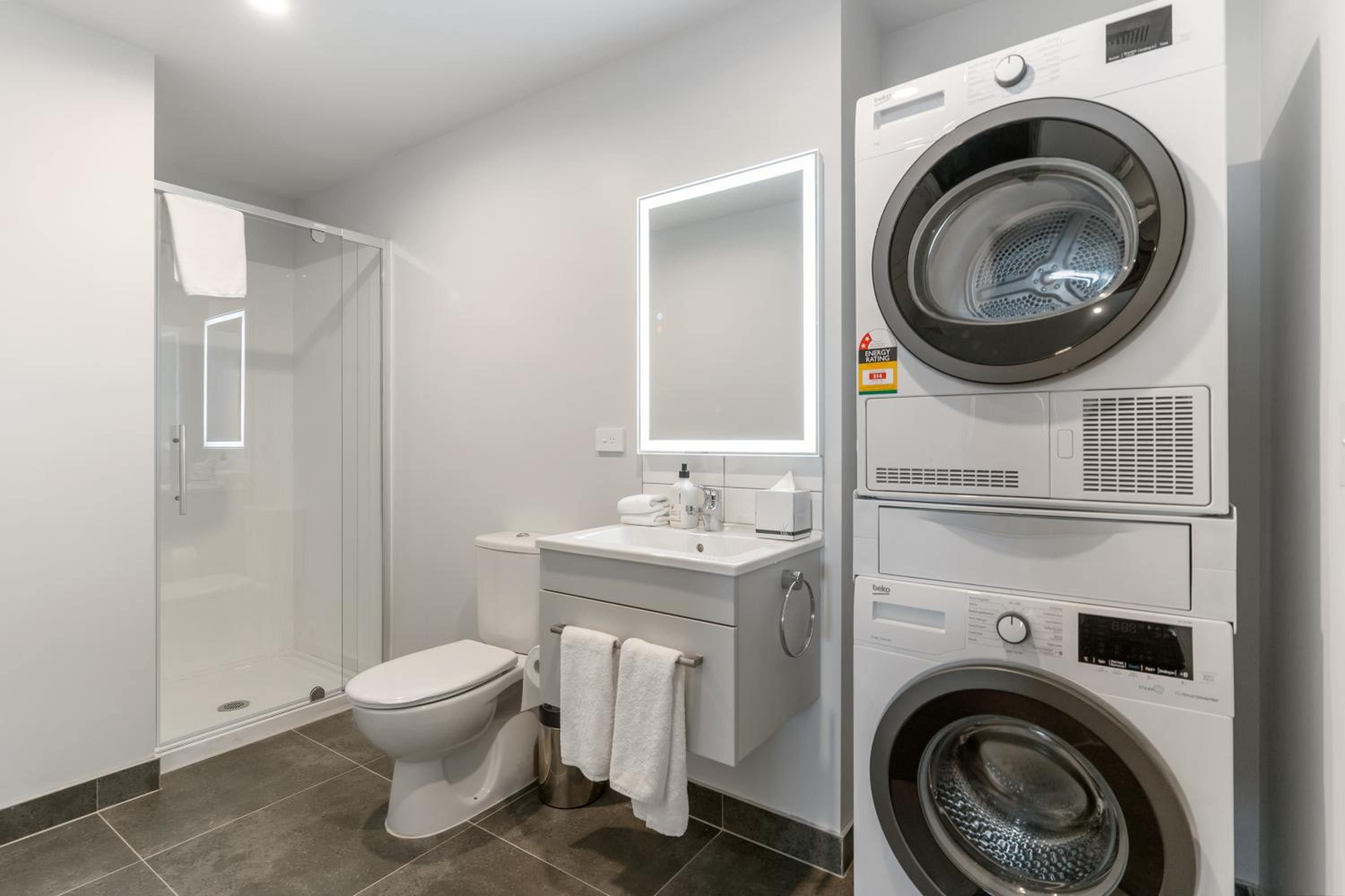 One-Bedroom Deluxe King Apartment with Kitchen - Top Floor/Non-Motorway Facing