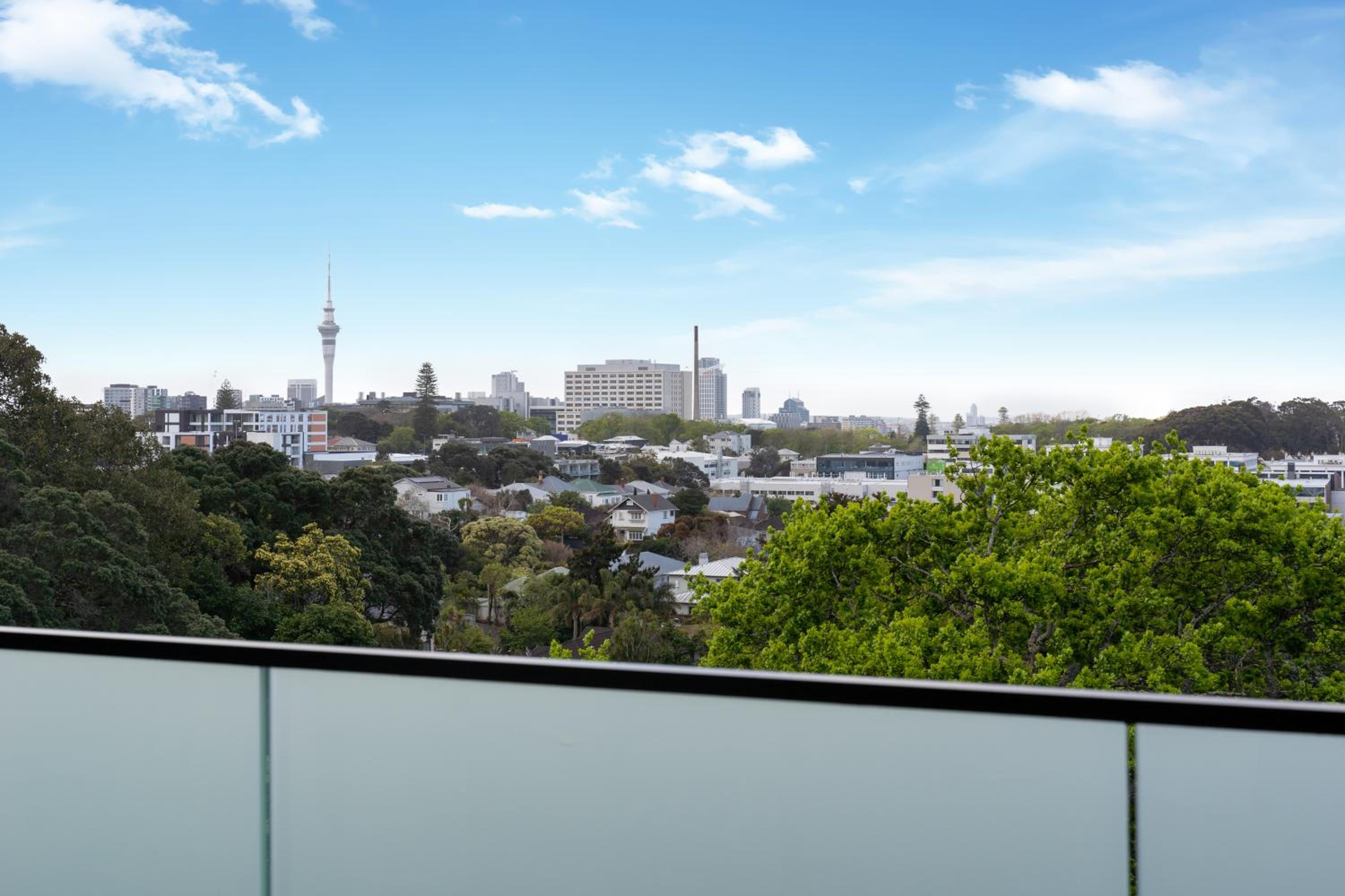 Three-Bedroom Apartment with King and Single Beds - Top Floor thumbnail 5