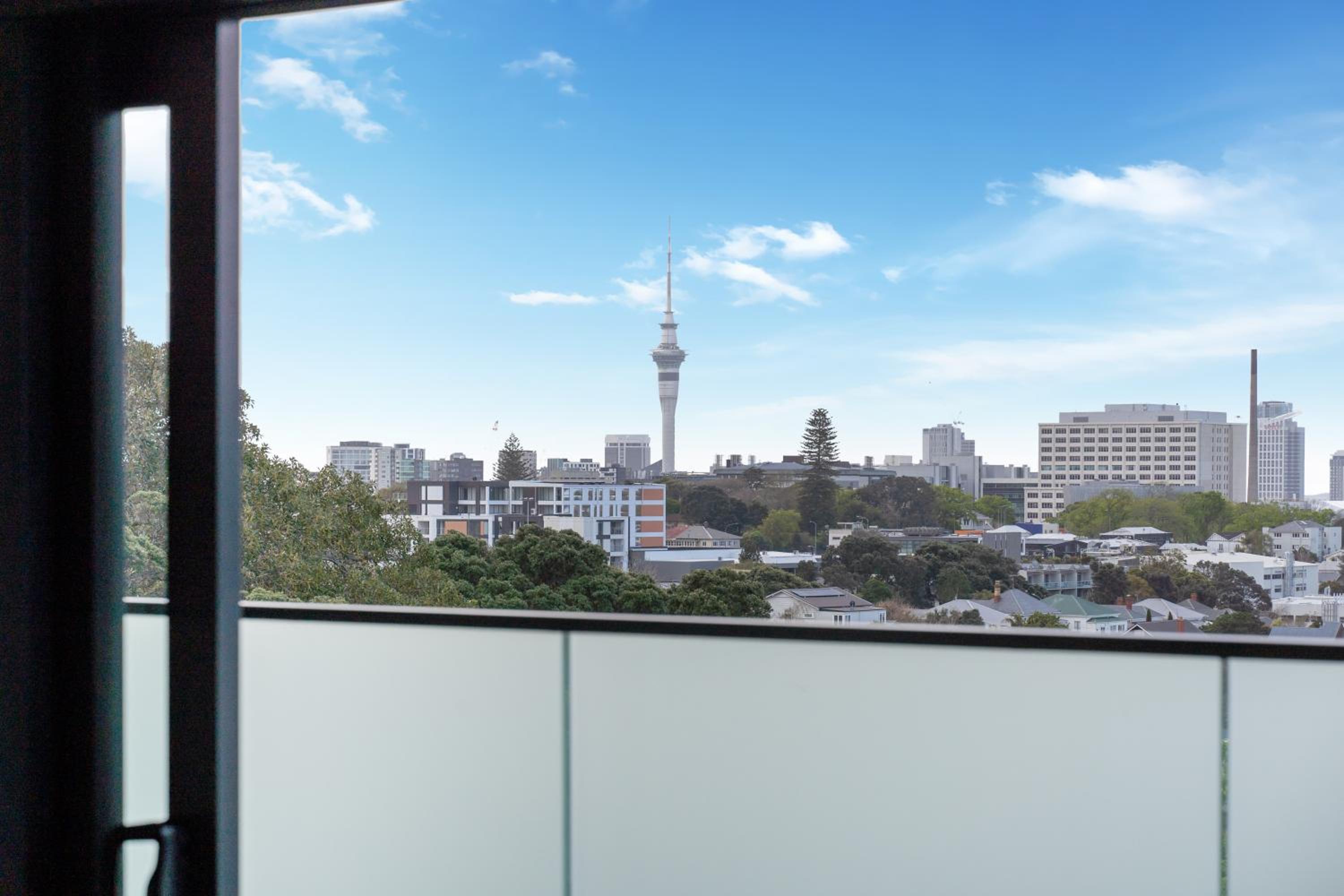 Three-Bedroom Apartment with King and Single Beds - Top Floor thumbnail 6