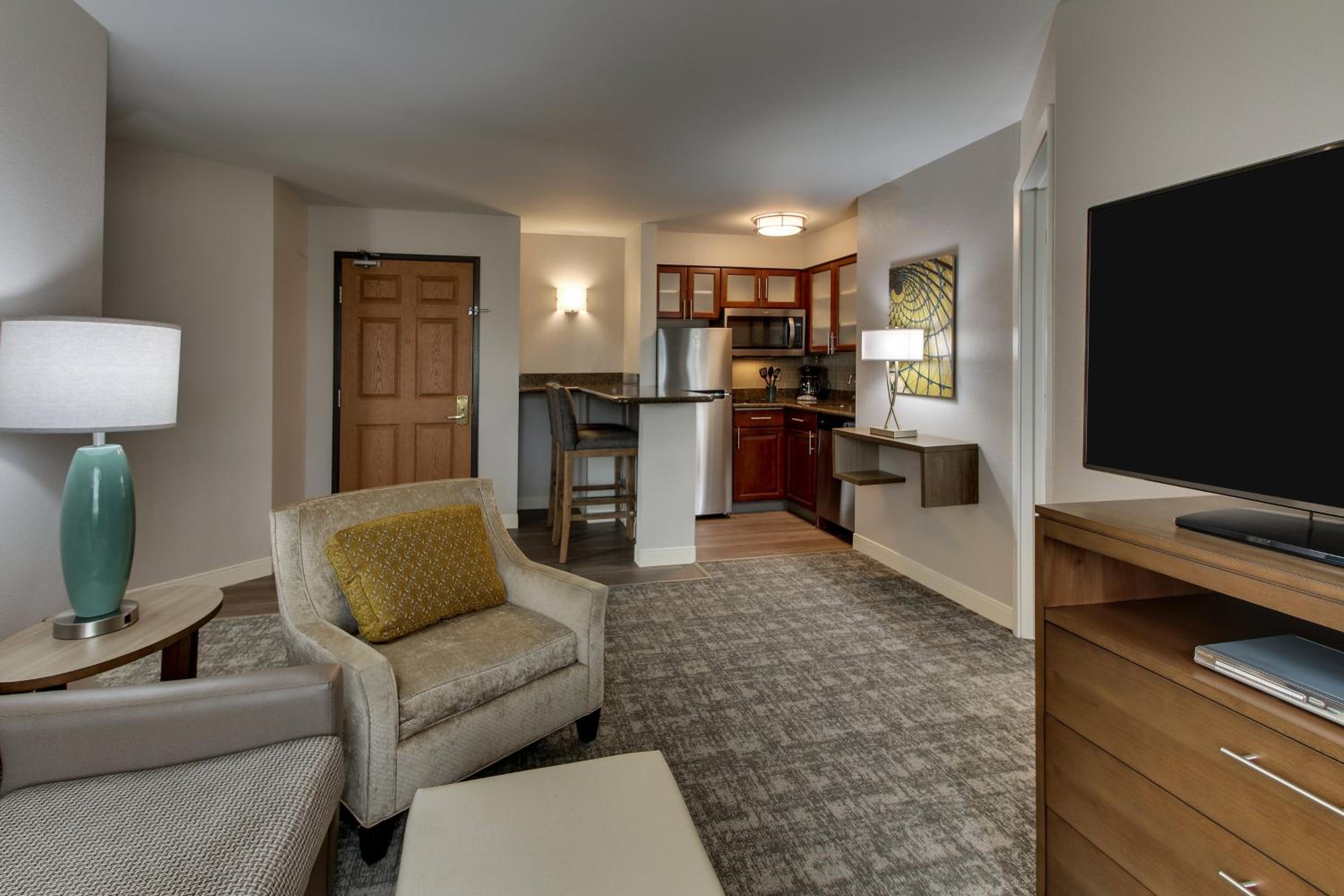 One-Bedroom Queen Suite with Two Queen Beds - Photo 6