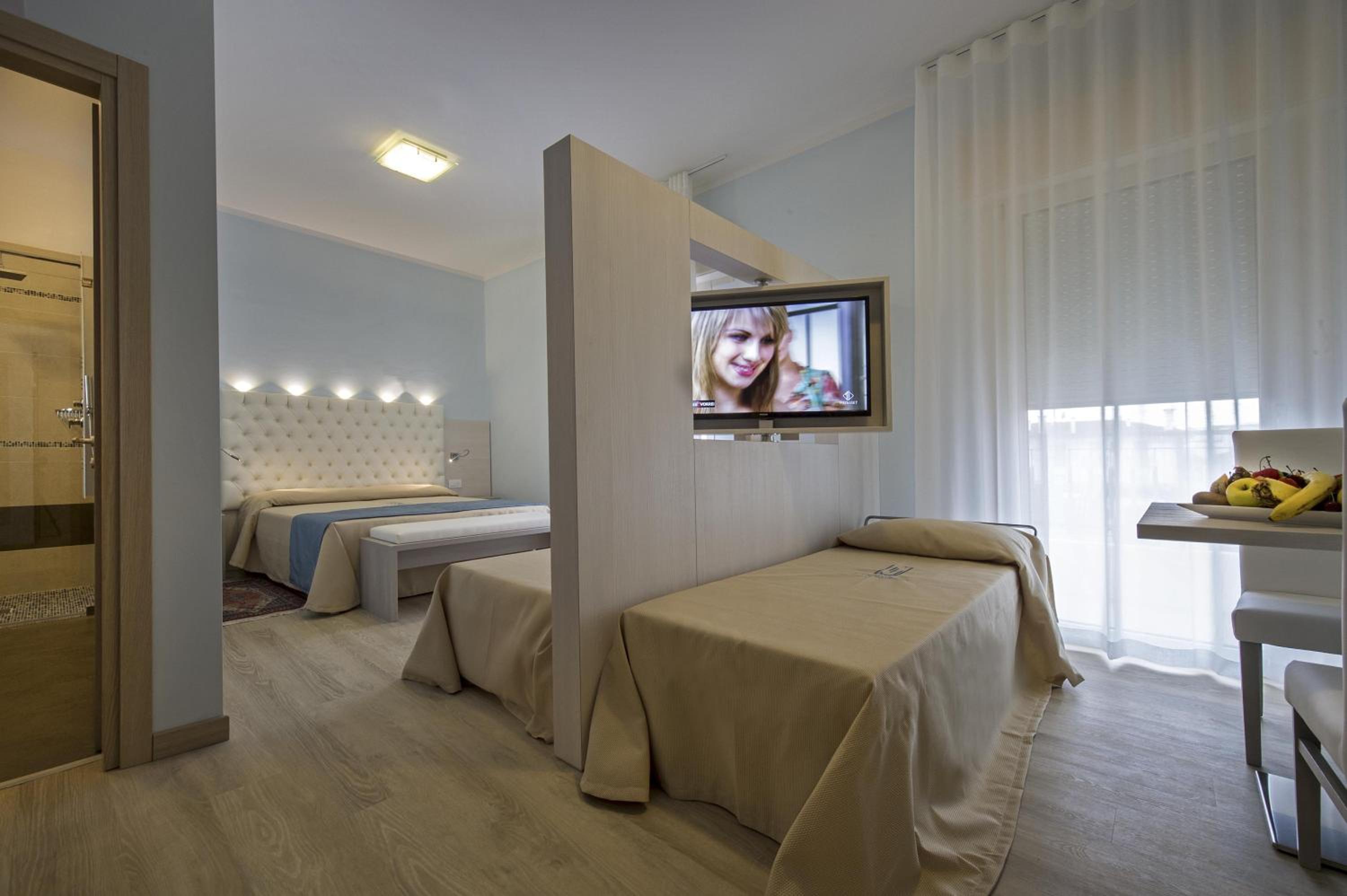 De Luxe Quadruple Room photo 3