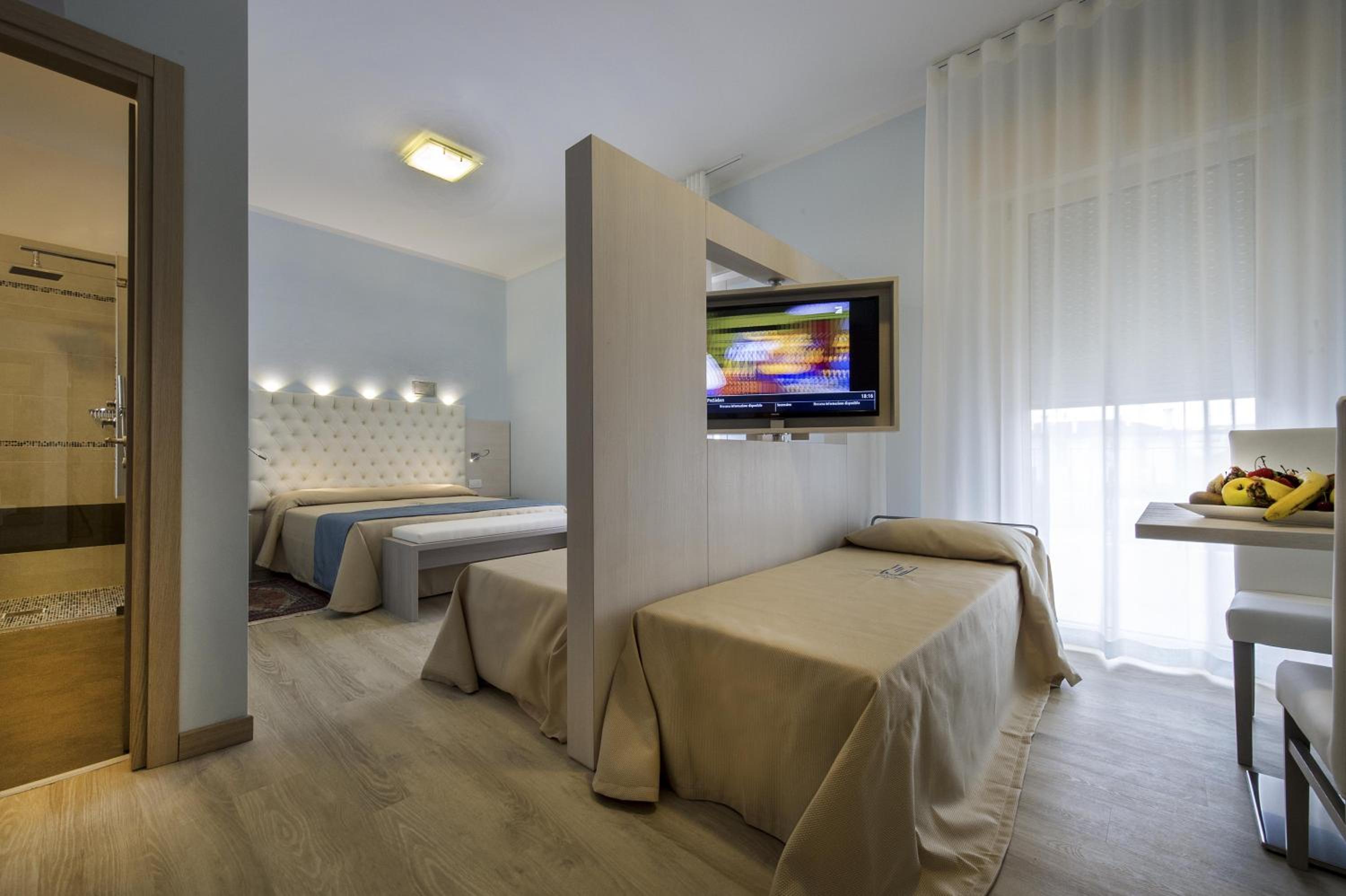 De Luxe Quadruple Room photo 2