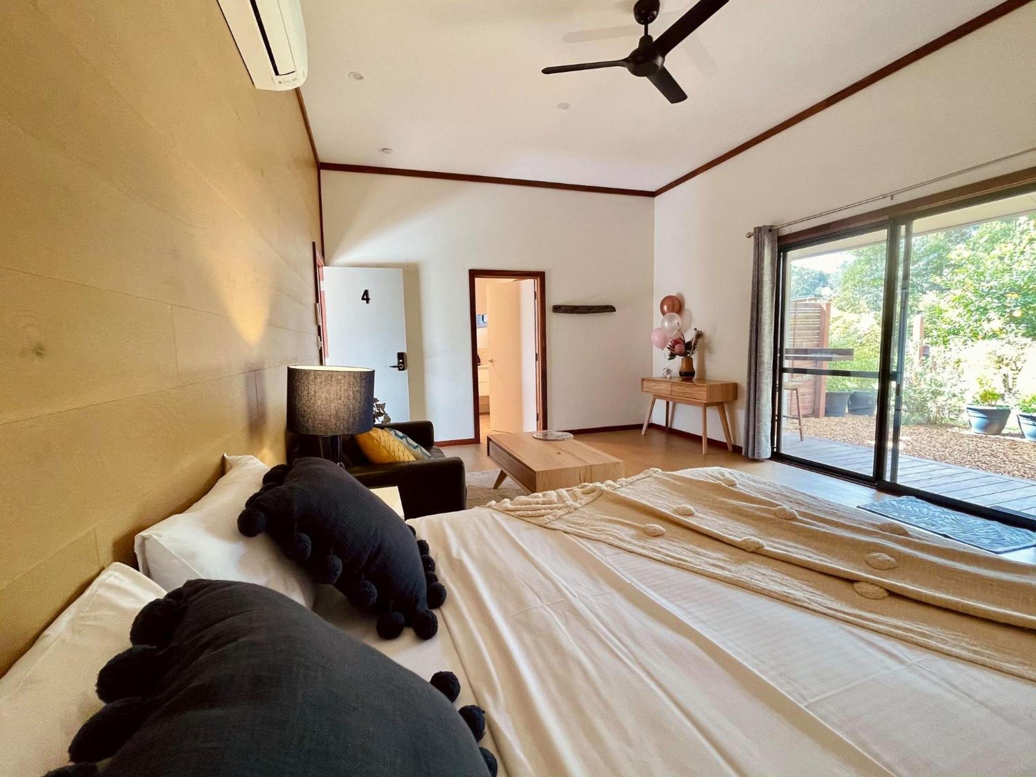 Queen Honeymoon Room