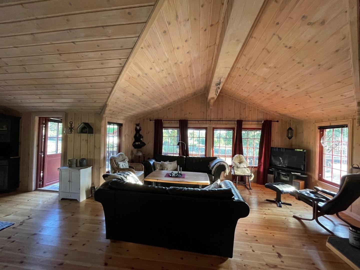 Five-Bedroom House photo 3