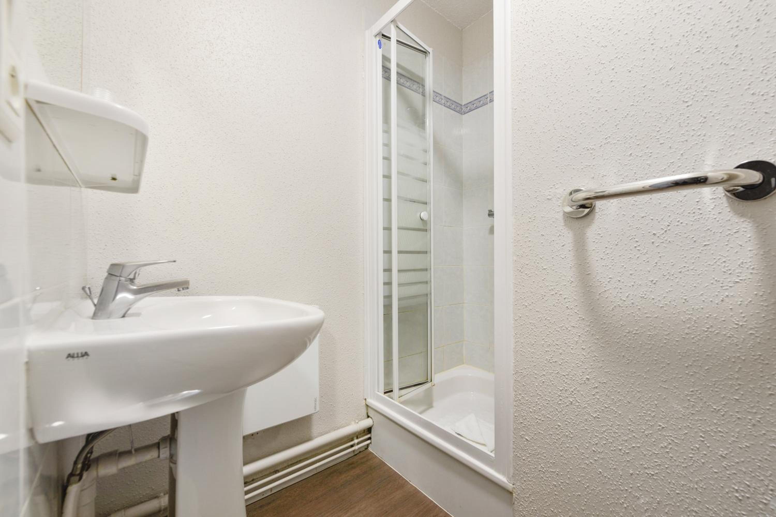 One-Bedroom Apartment - Photo 2
