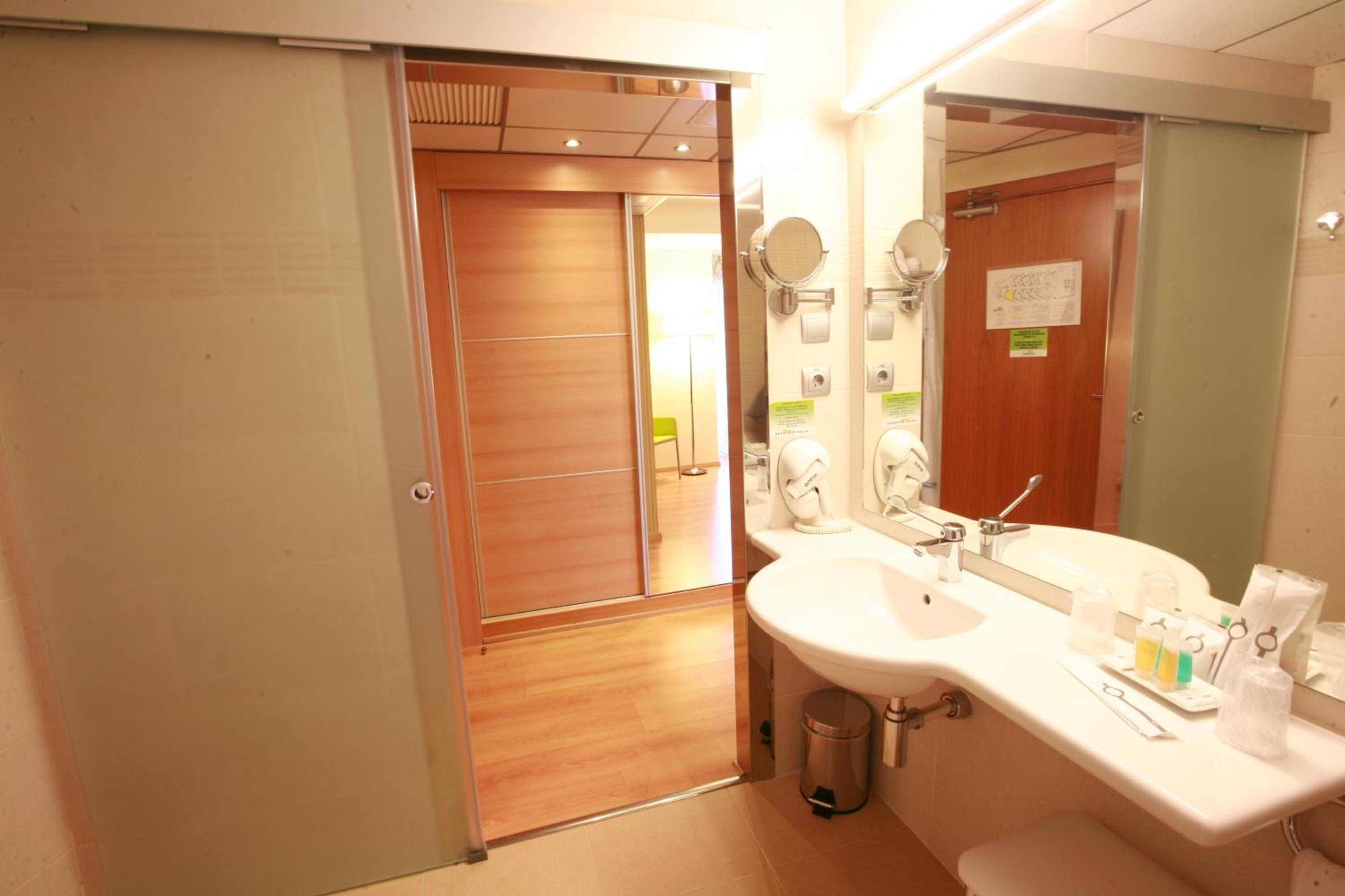 Twin Room with Balcony - Photo 12