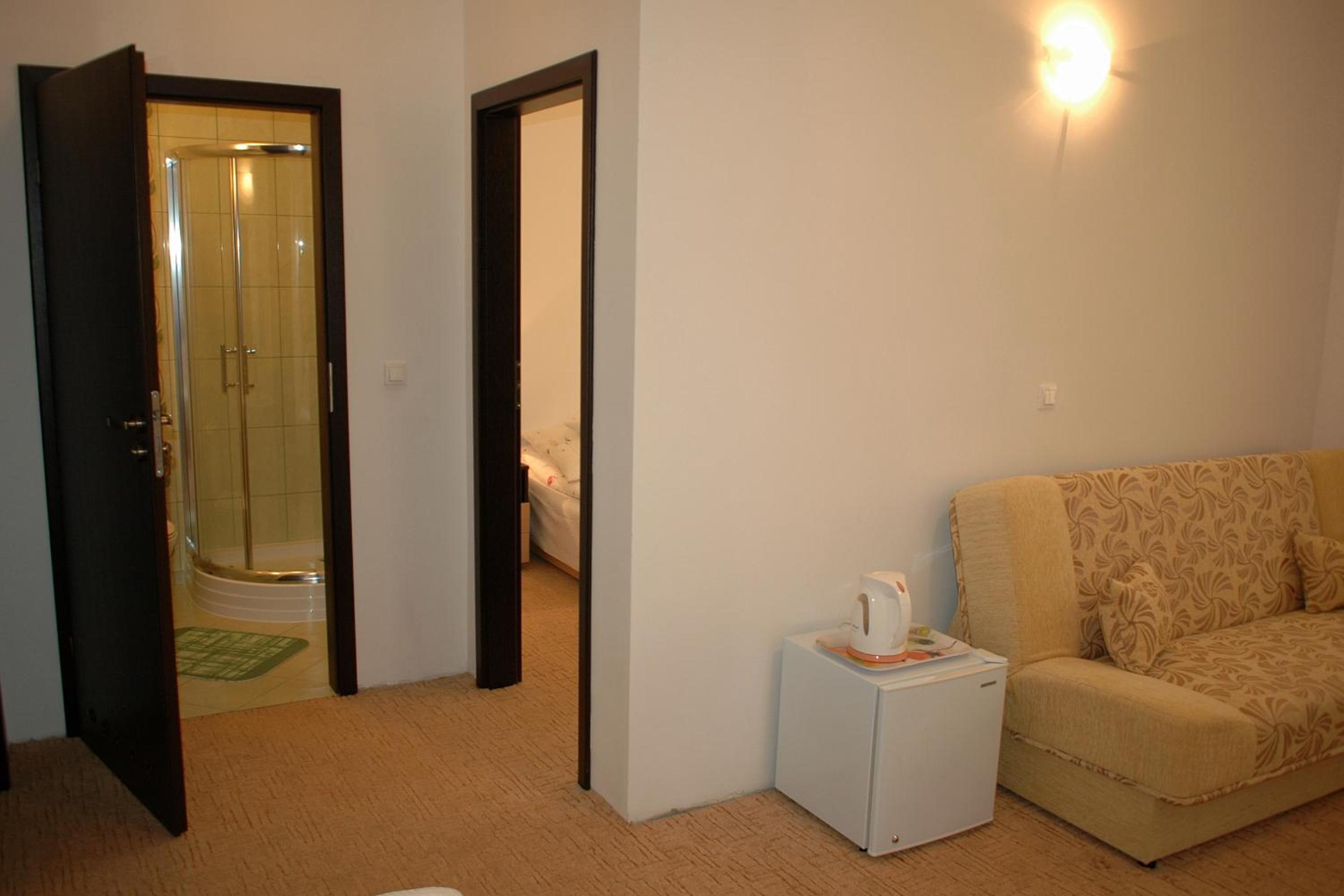 Quadruple Room with Bathroom - Photo 6
