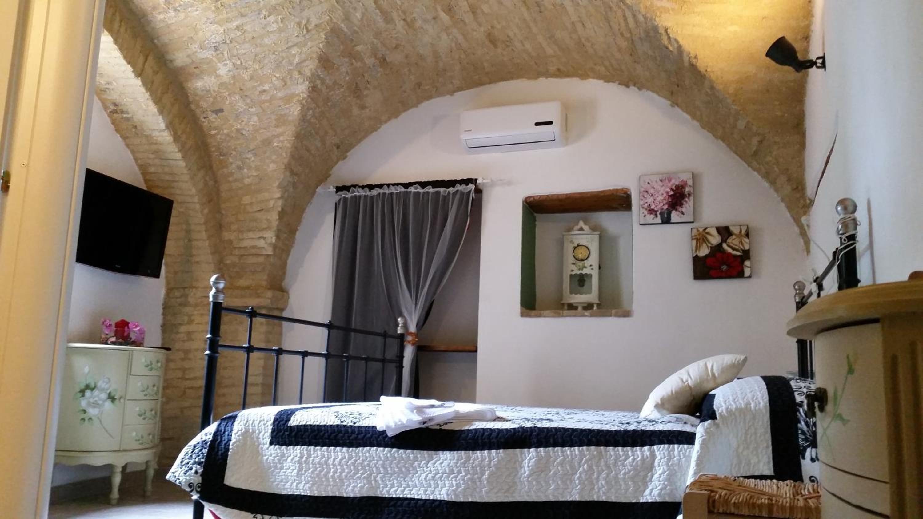 Basic Triple Room with Shared Bathroom photo 1