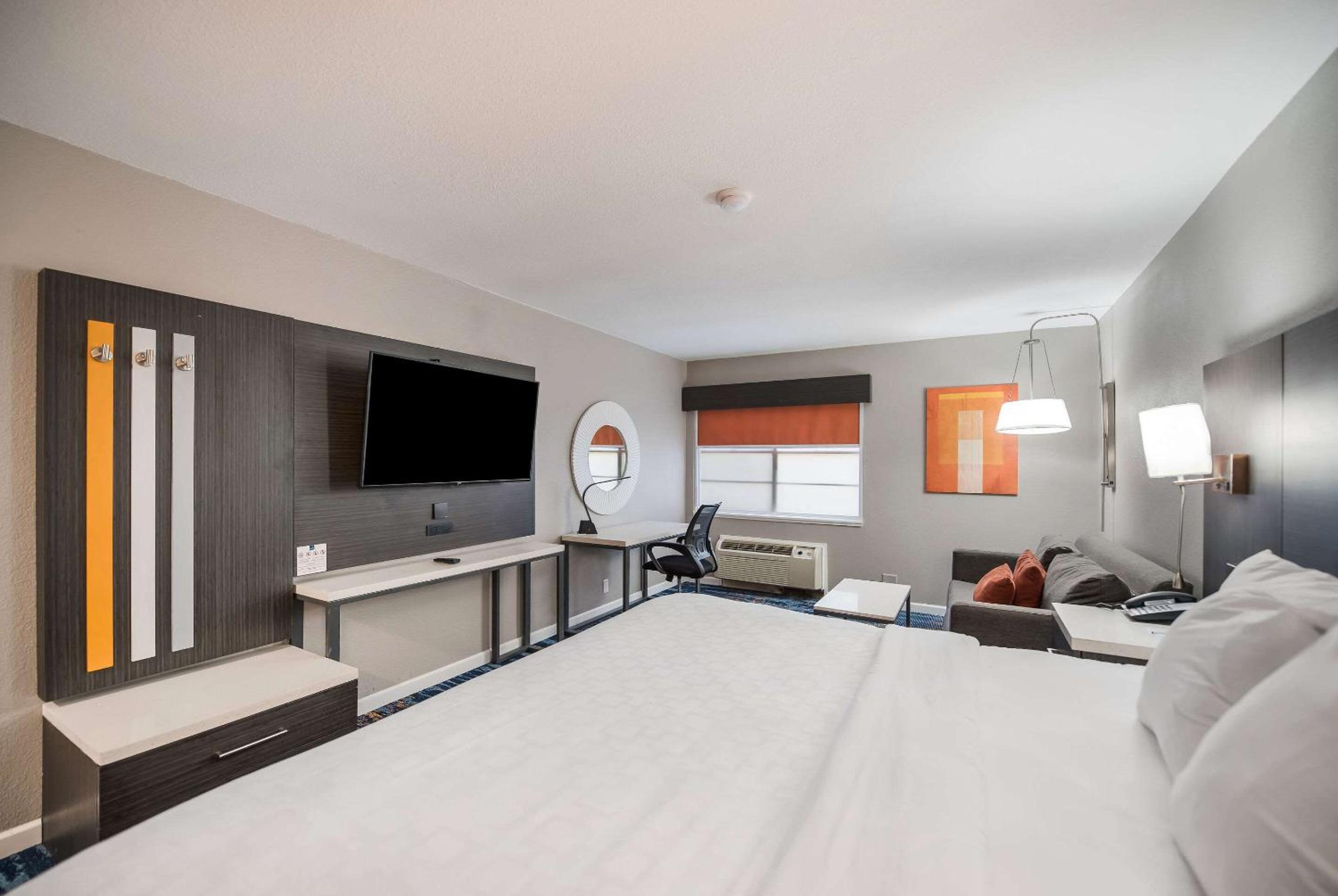 King Room - Non-Smoking - Photo 5