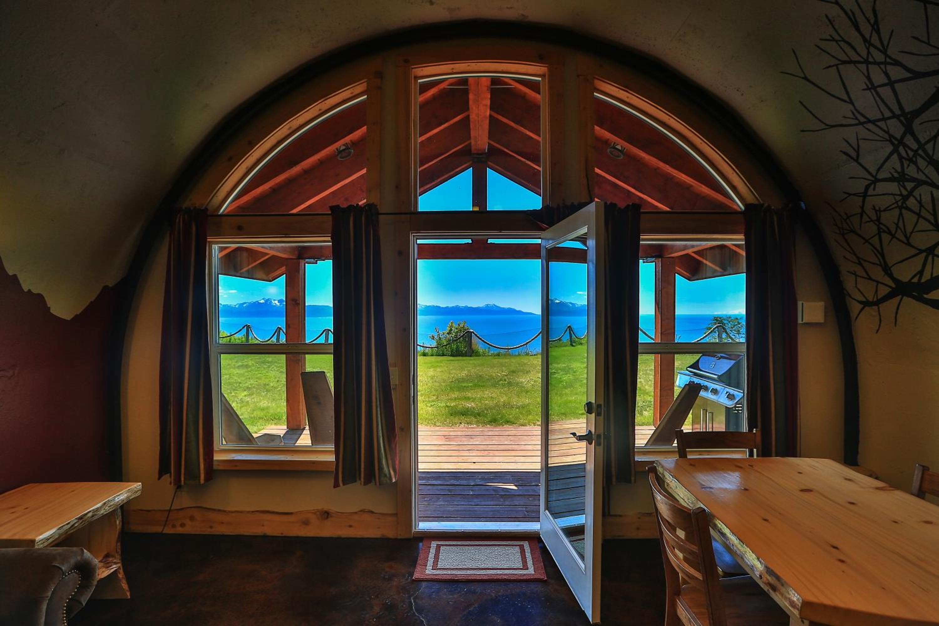King Suite With Mountain View photo 3