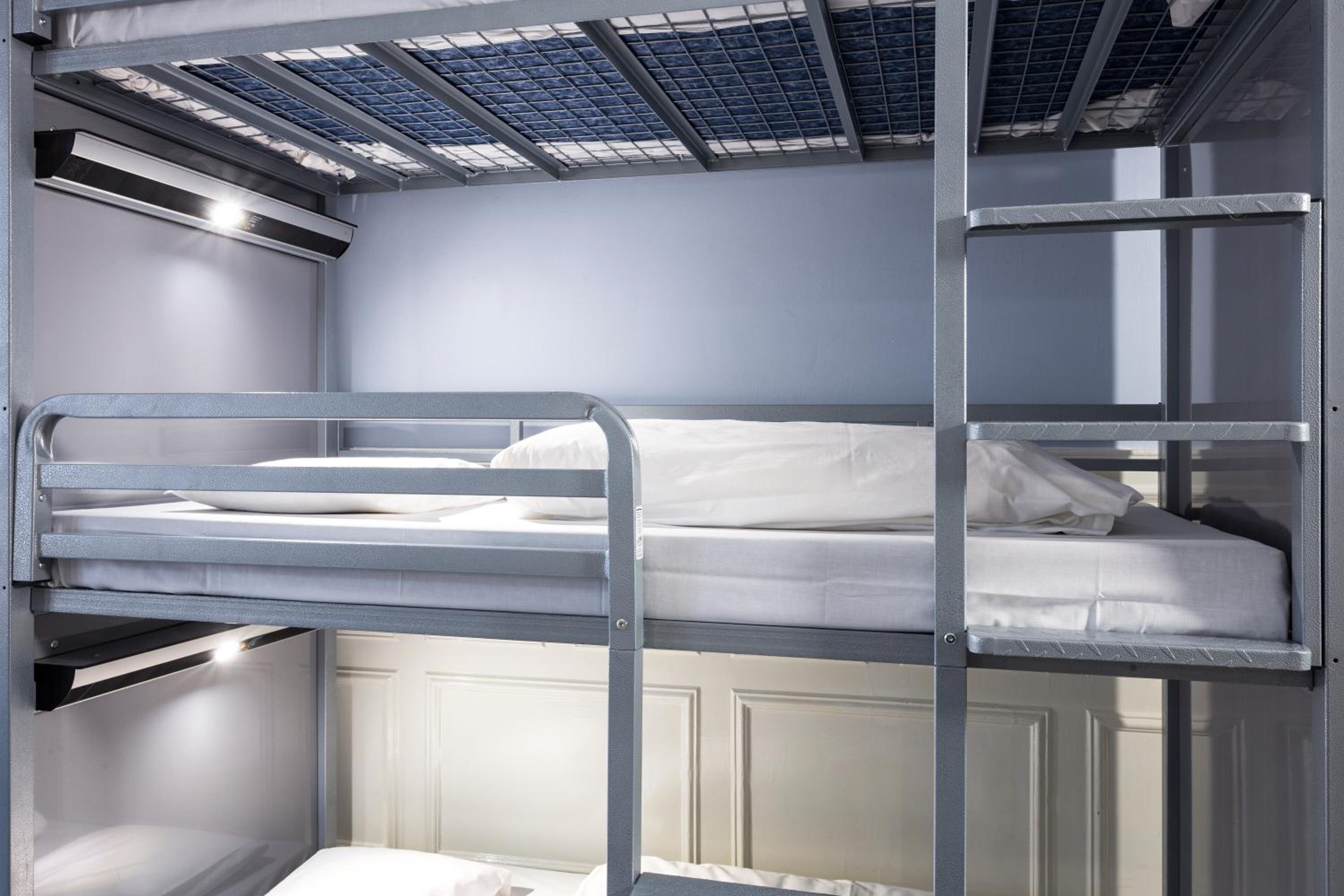 Bed in 9-Bed Mixed Dormitory Room Ensuite (18–40 years) photo 3