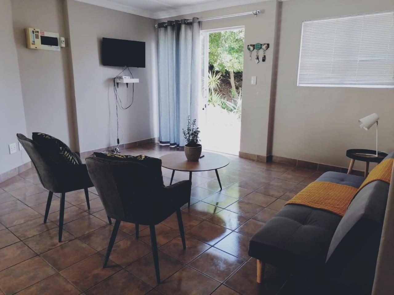 Two-Bedroom House - Photo 17