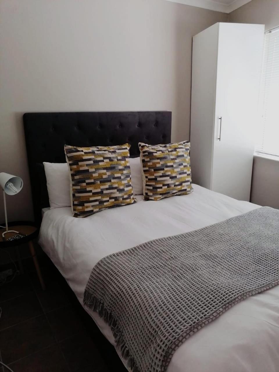 Two-Bedroom House - Photo 8