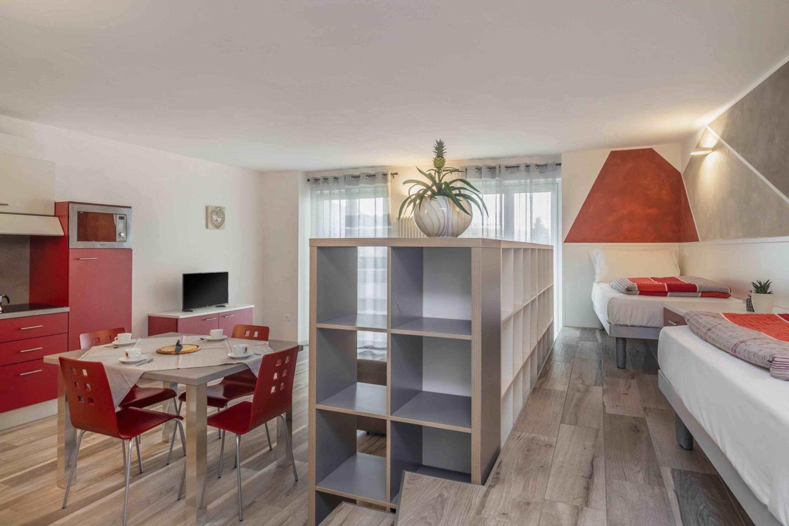Apartment - Split Level - Photo 2