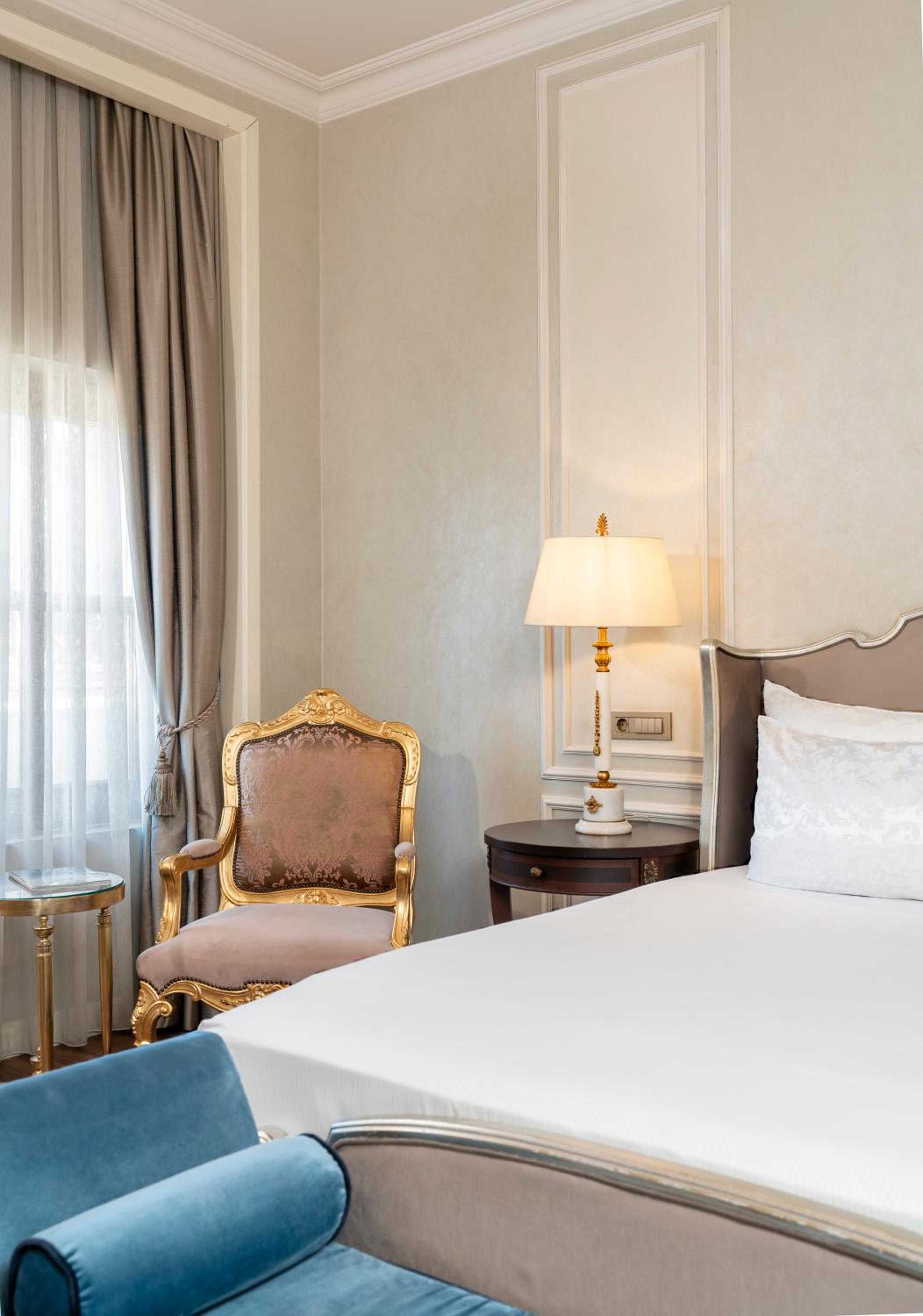 Deluxe King Room With Pera View