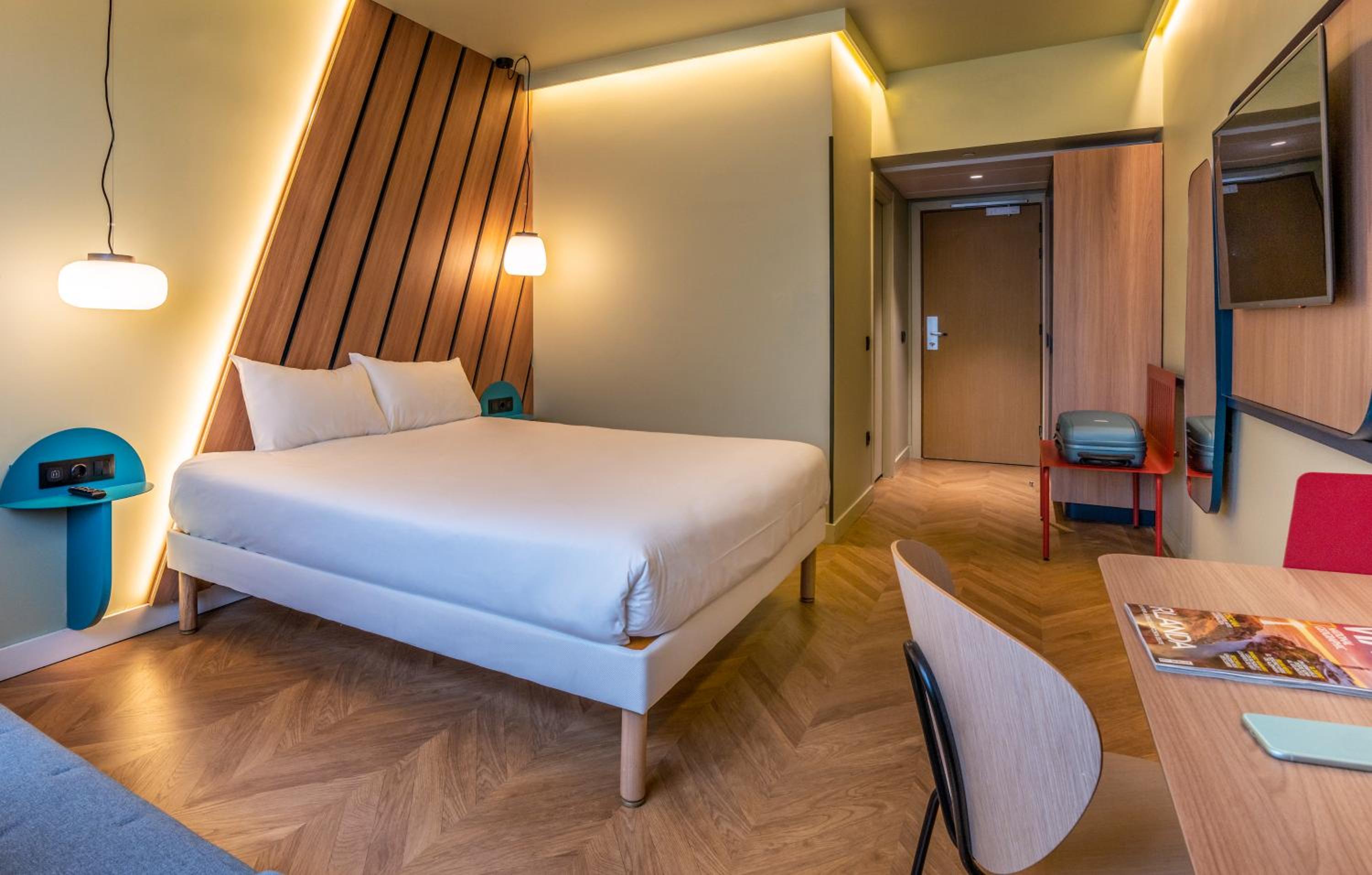 Superior Room with Queen Bed and Sofa photo 2