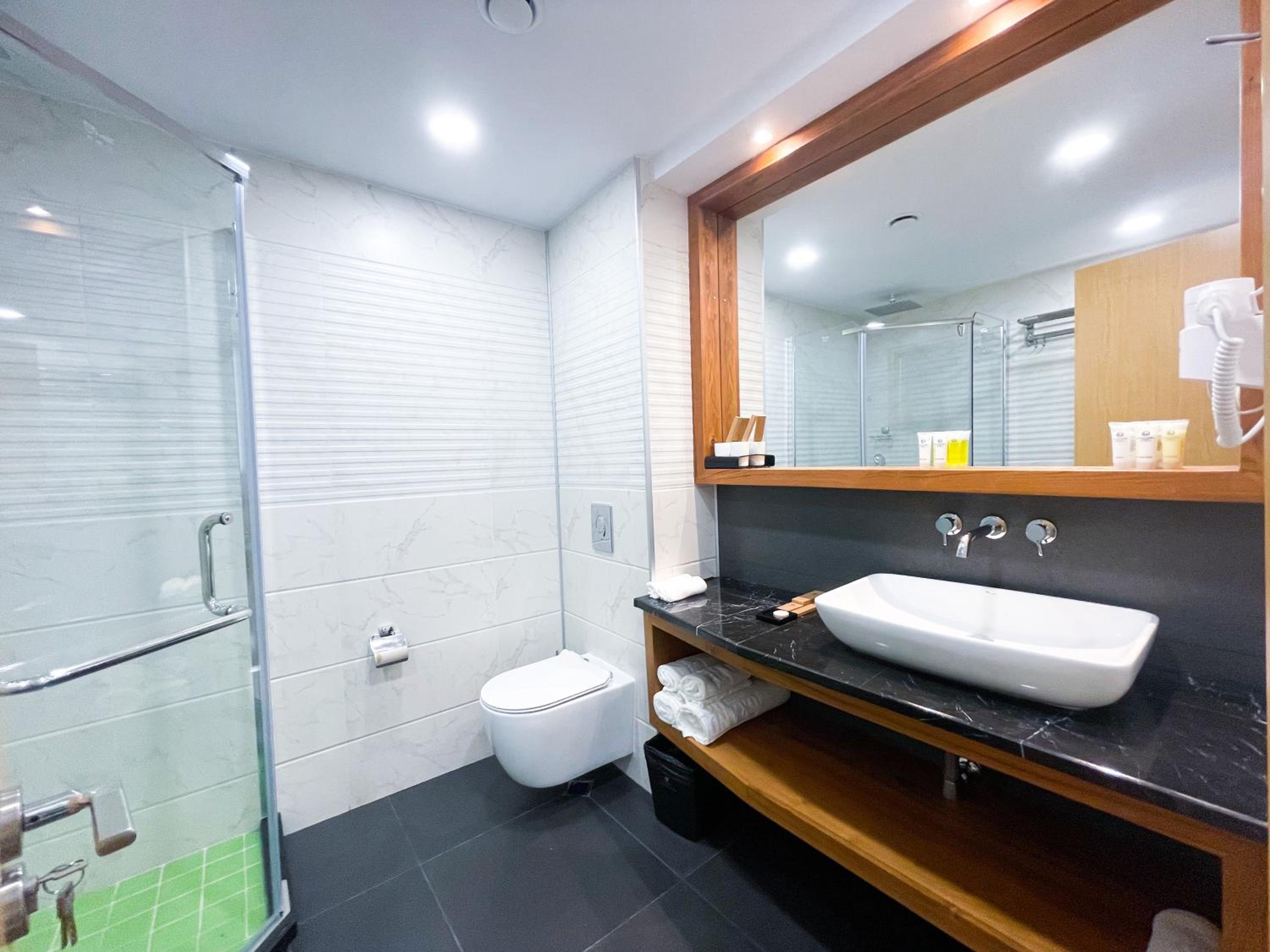 Junior Suite with Balcony - Photo 7