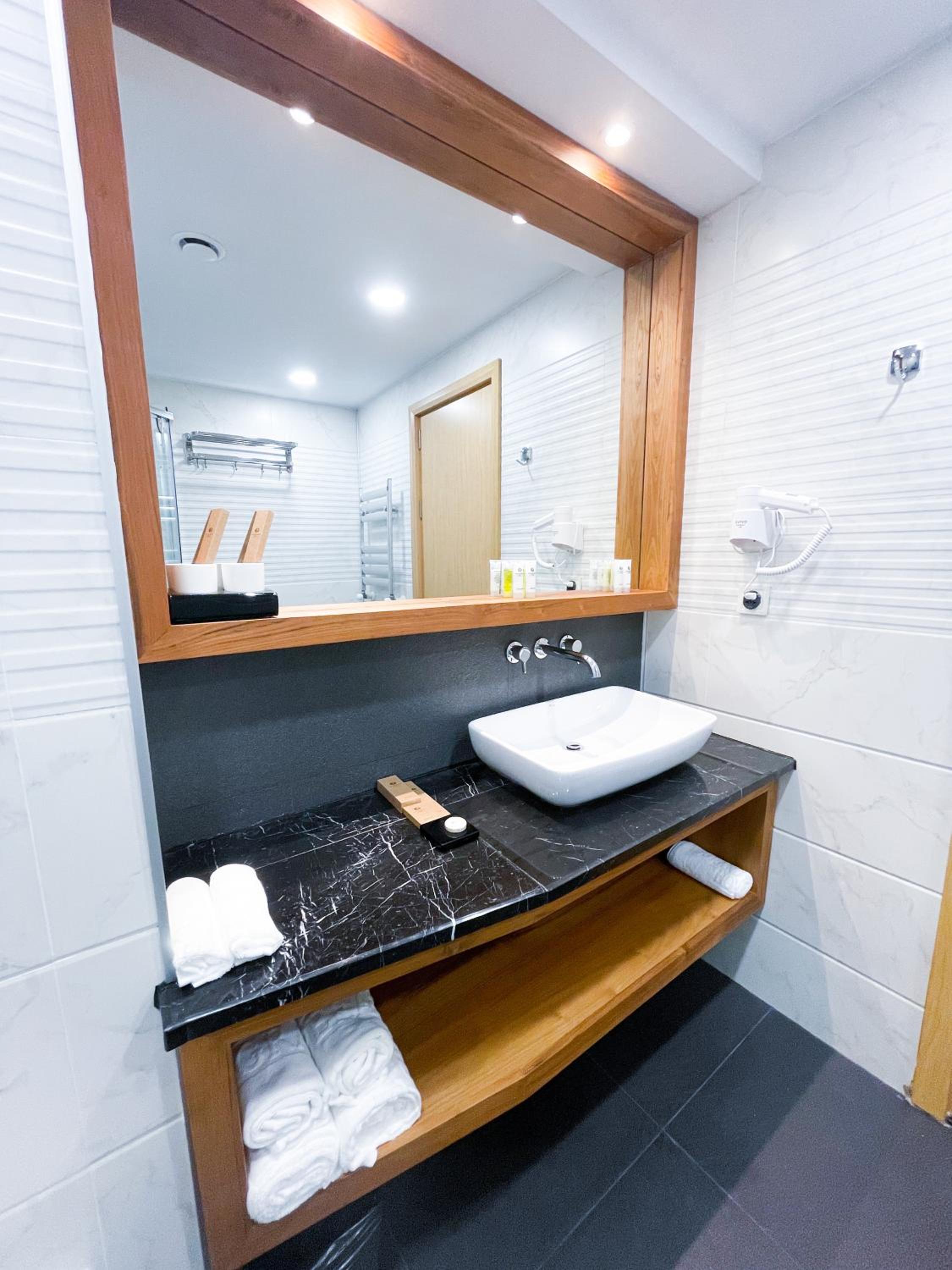 Junior Suite with Balcony - Photo 2