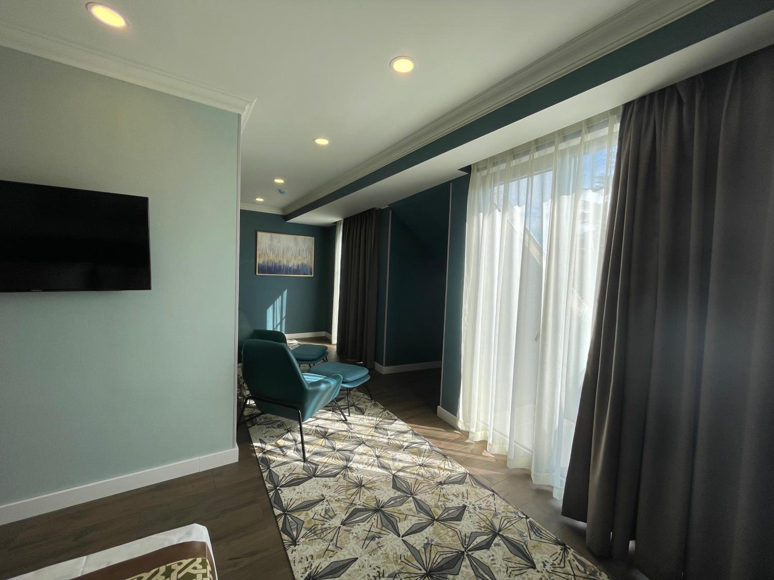 Junior Suite with Balcony - Photo 5