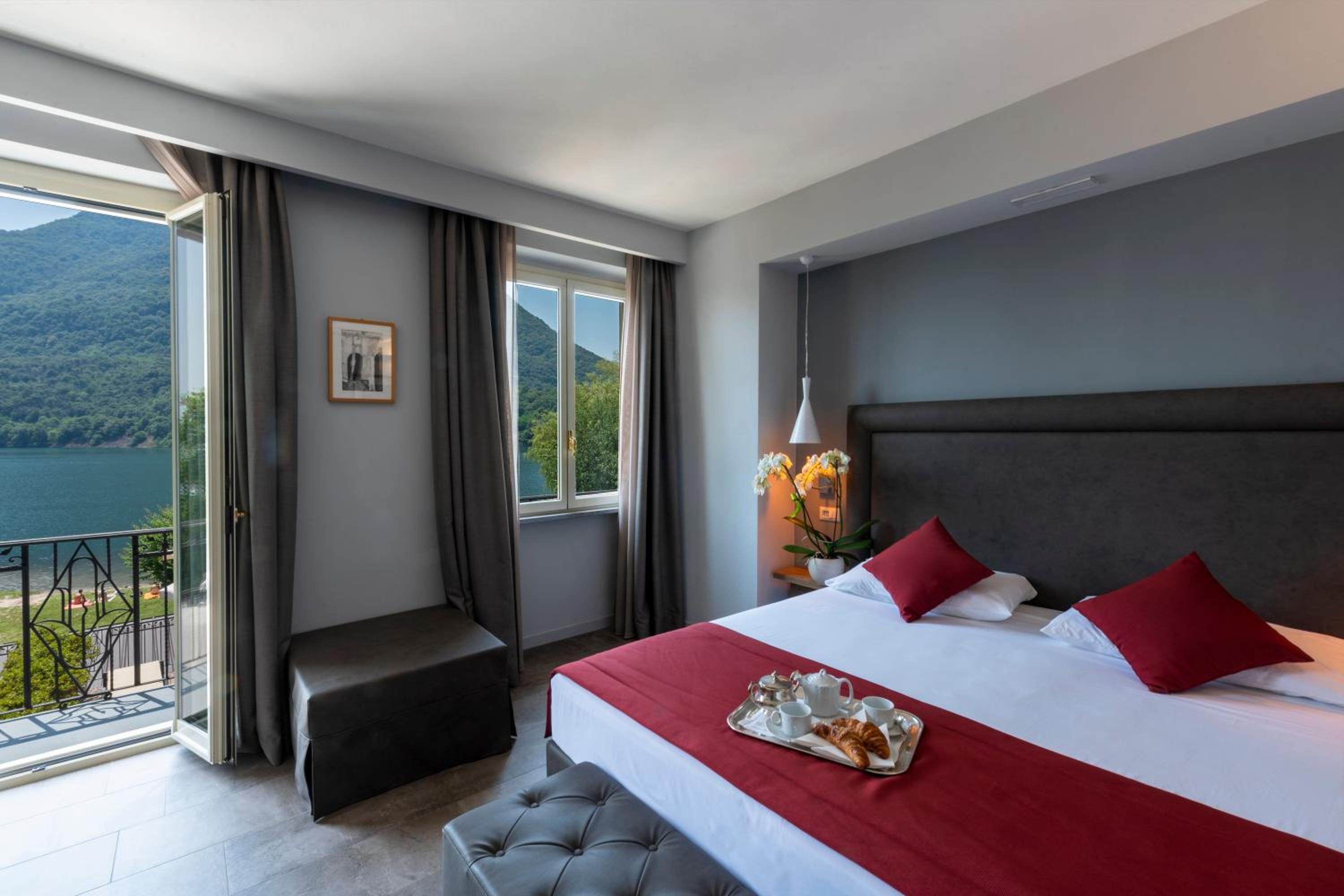 Double Room with Lake View - Photo 17