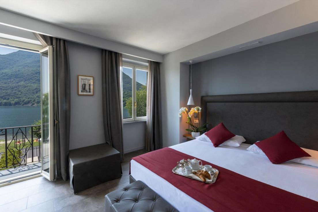 Double Room with Lake View - Photo 12