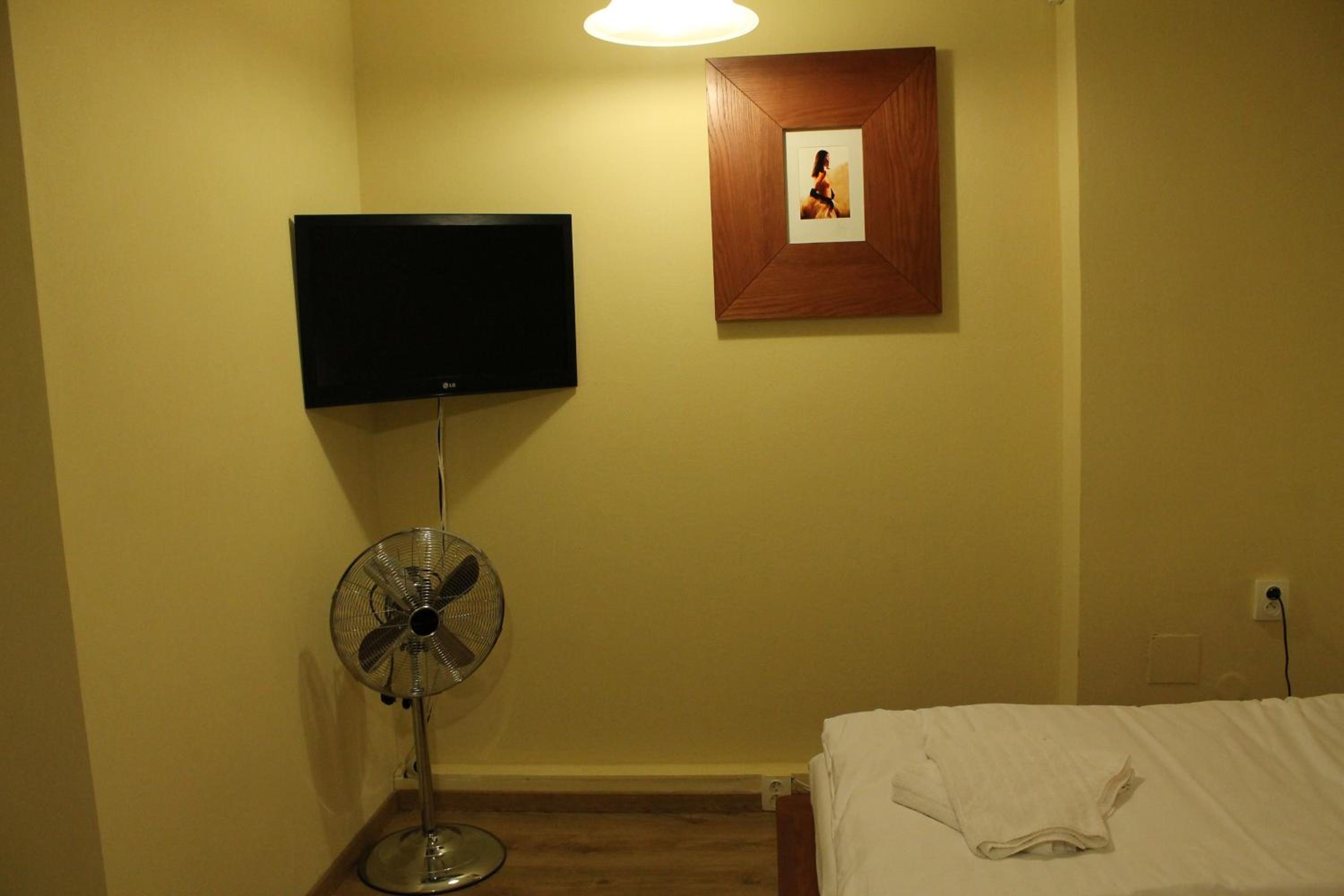 Standard Twin Room - Photo 2