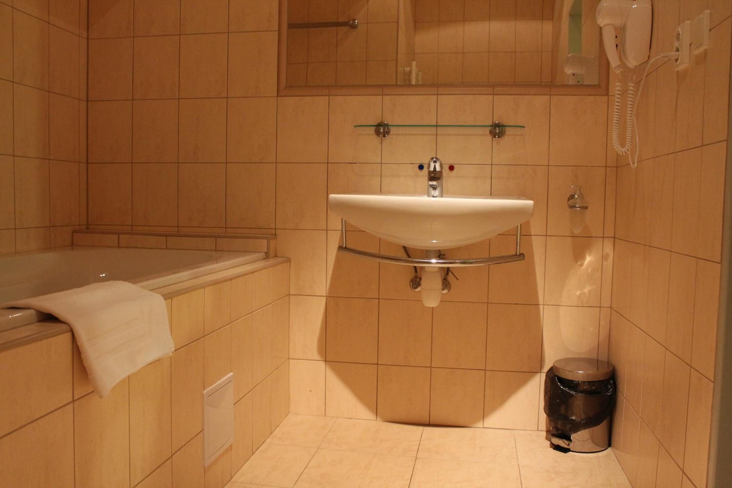 Standard Twin Room - Photo 4