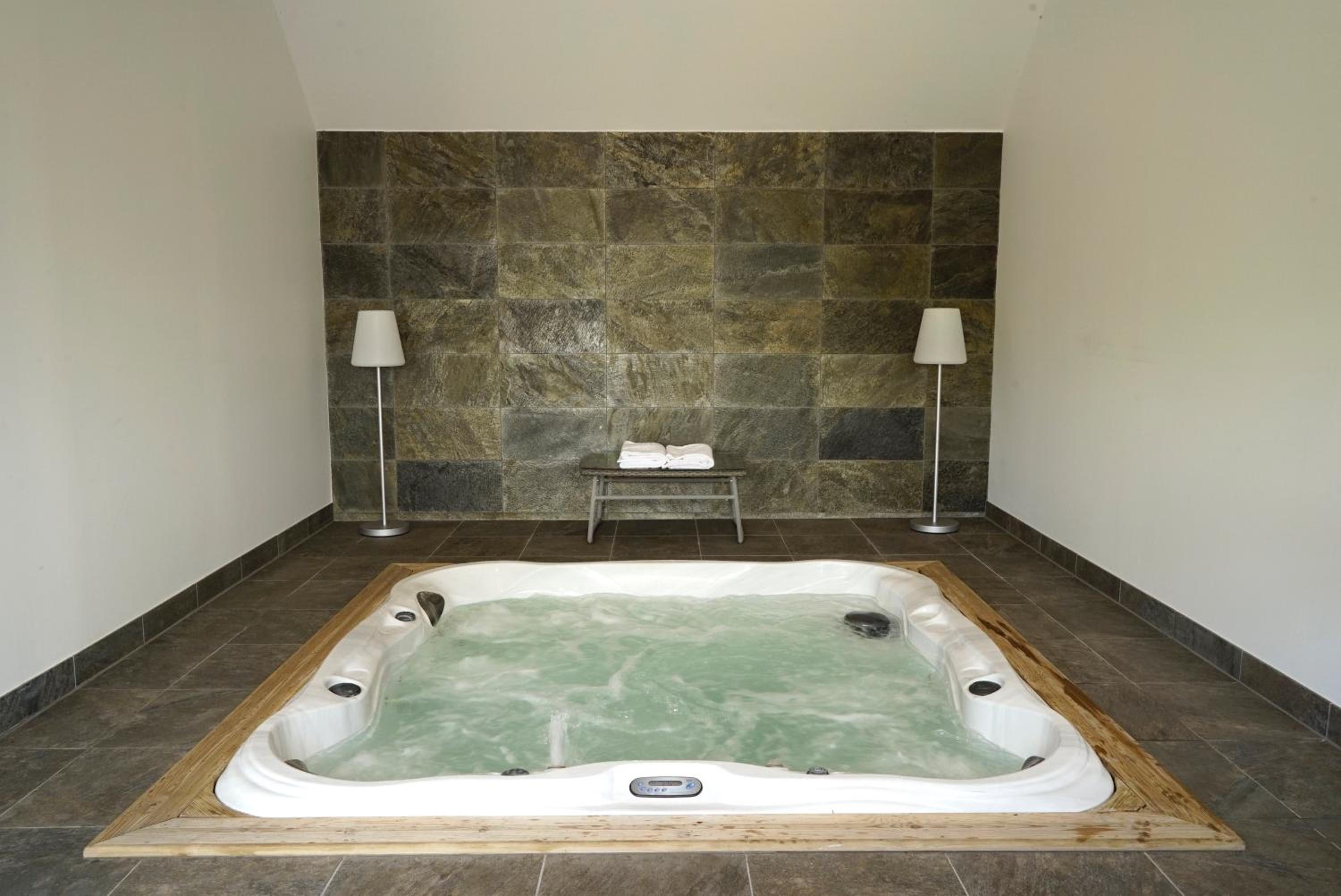 Double or Twin Room with Side Sea View - Photo 6