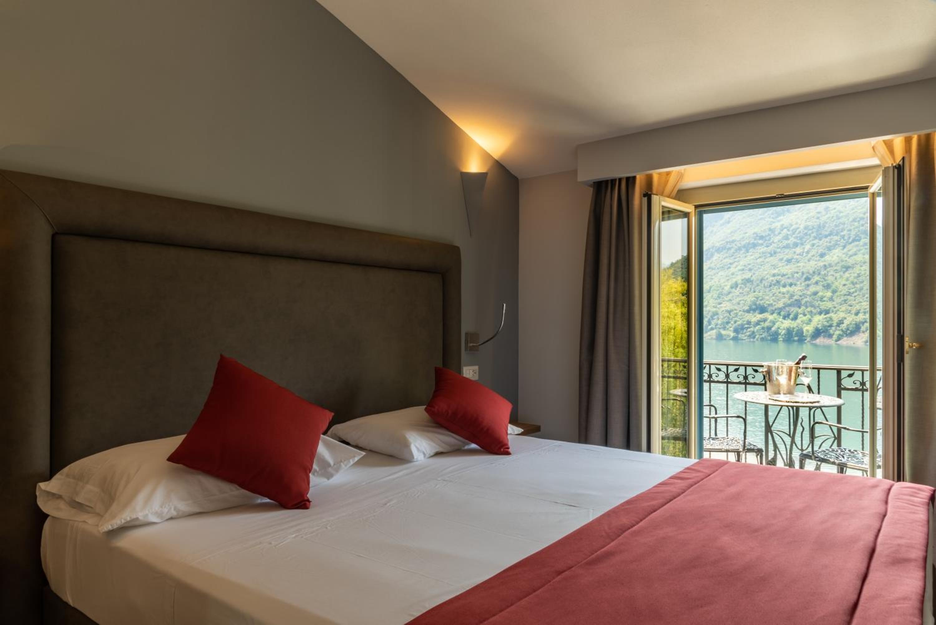 Double Room with Lake View - Photo 32